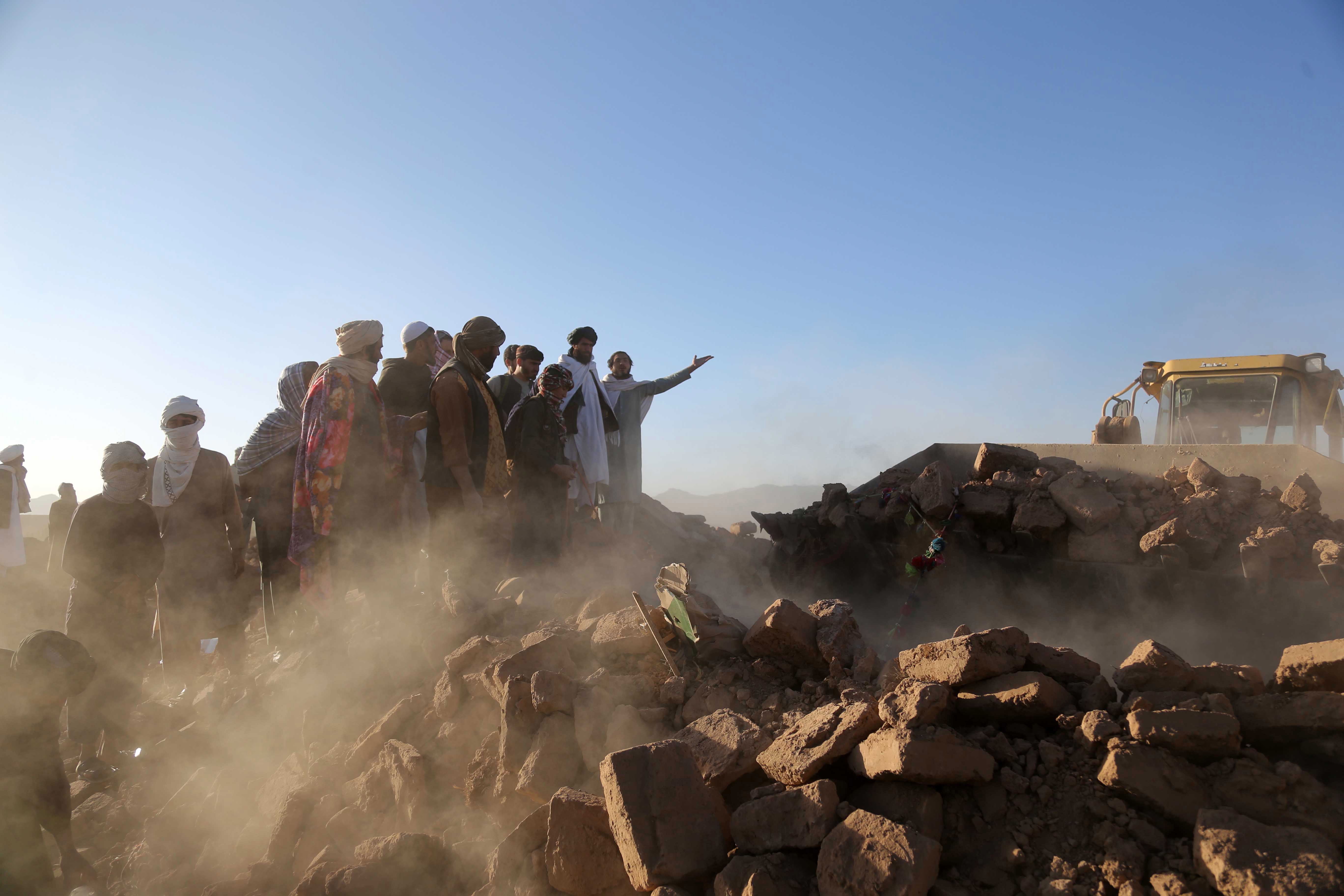 Herat (Afghanistan), 09/10/2023.- A caterpillar removes debris of demolished houses after an earthquake in Zinda Jan district of Herat, Afghanistan, 09 October 2023. The death toll from devastating earthquakes in Afghanistan surged to over 2,500 on 09 October, after a series of seven tremors rocked the western province of Herat, Mula Janan Sayeq, spokesperson for the Disaster Management Ministry said. The initial 6.3-magnitude earthquake, followed by strong aftershocks, left 1,240 people injured and caused extensive destruction in the already struggling country, grappling with international sanctions following the Taliban's takeover of Kabul in August 2021. (Terremoto/sismo, Afganistán) EFE/EPA/SAMIULLAH POPAL