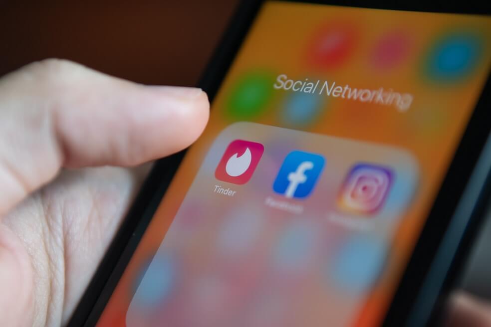 Tinder verificará las fotos de los usuarios y añade un botón para emergencias