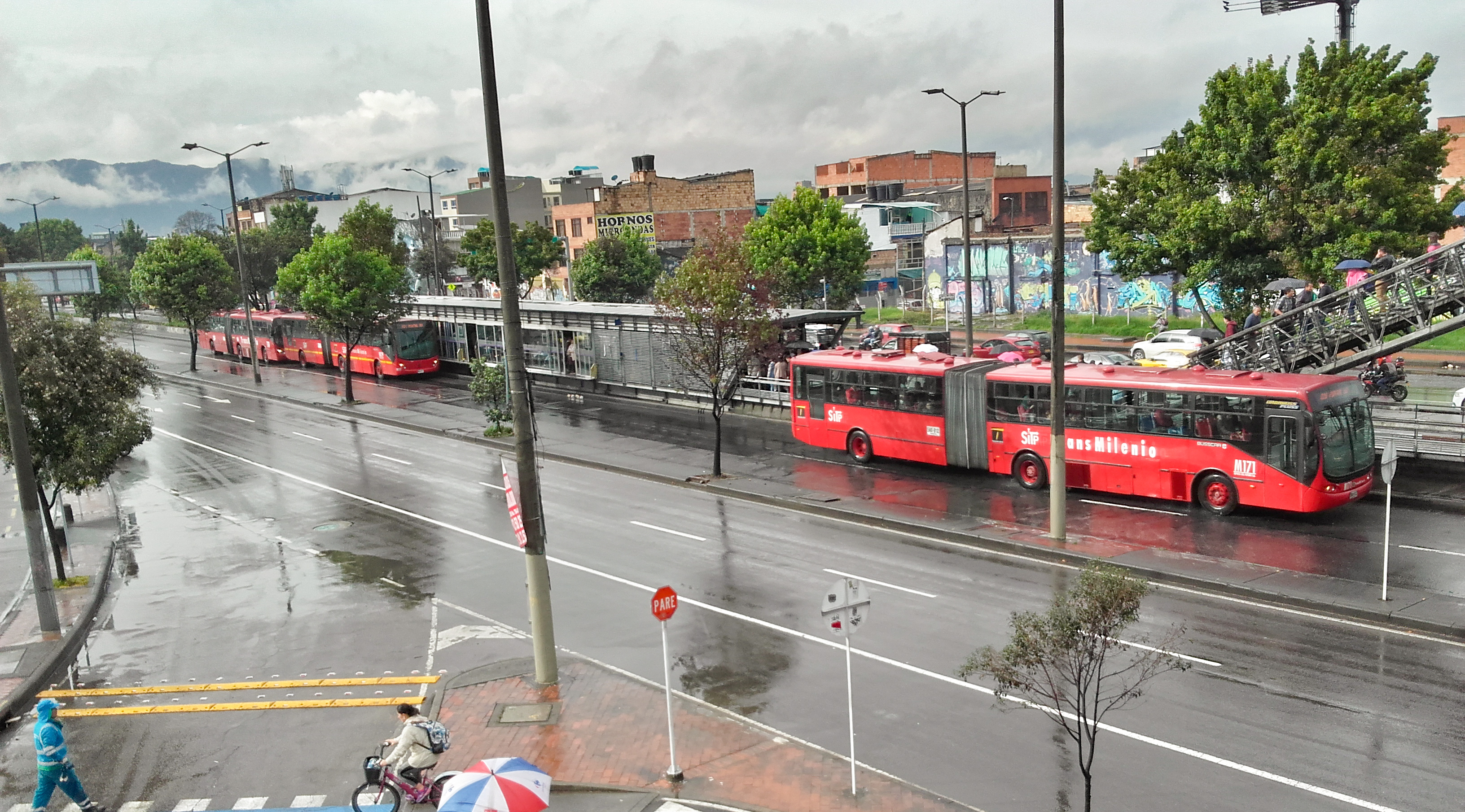Mujer murió de un infarto mientras caminaba por puente peatonal de TransMilenio