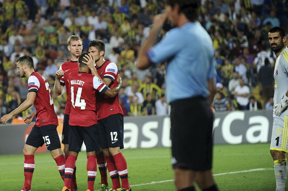 Arsenal ganó y quedó a un paso de la fase de grupos de la Champions