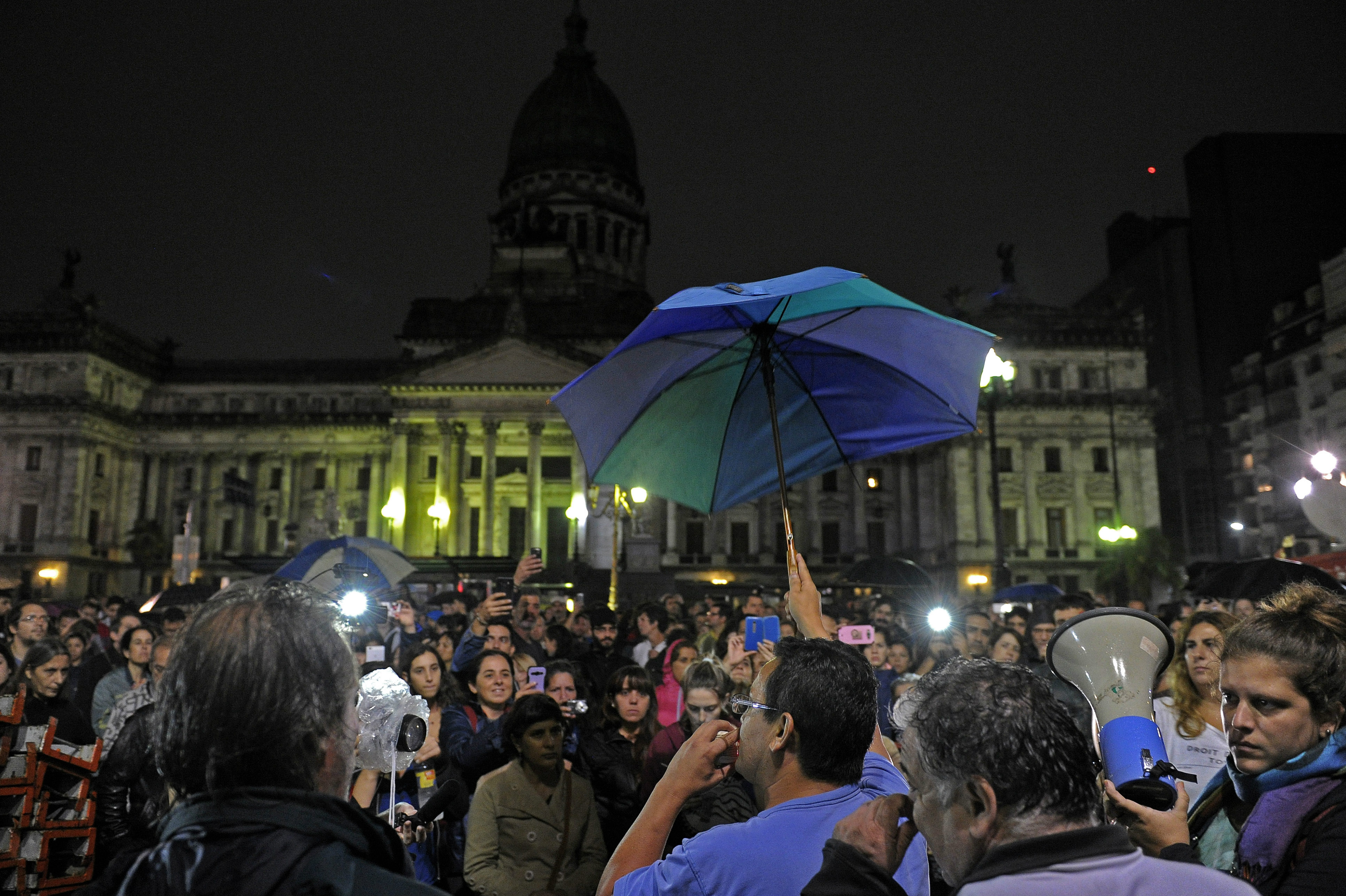 Policía reprime protesta de maestros en Argentina