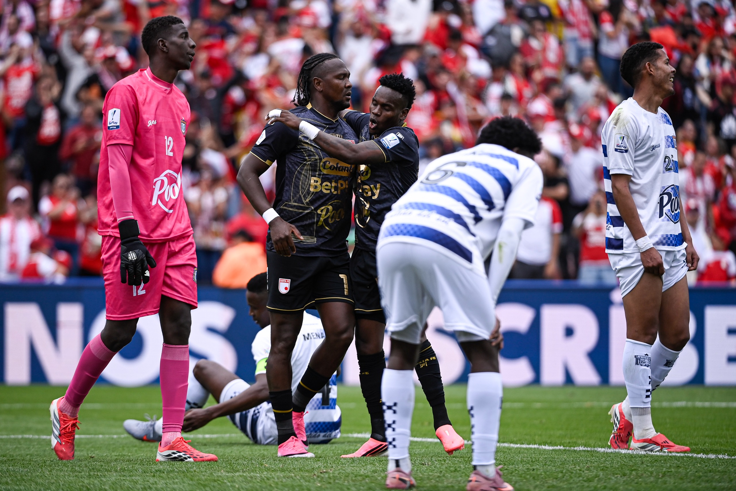 El cuadro cardenal sumó su primer triunfo del semestre en la Liga BetPlay con una victoria sobre el conjunto ajedrezado. Así se vivió el partido, que terminó 2-0 a favor de Santa Fe, con goles de Hugo Rodallega y Juan Palma (en contra).