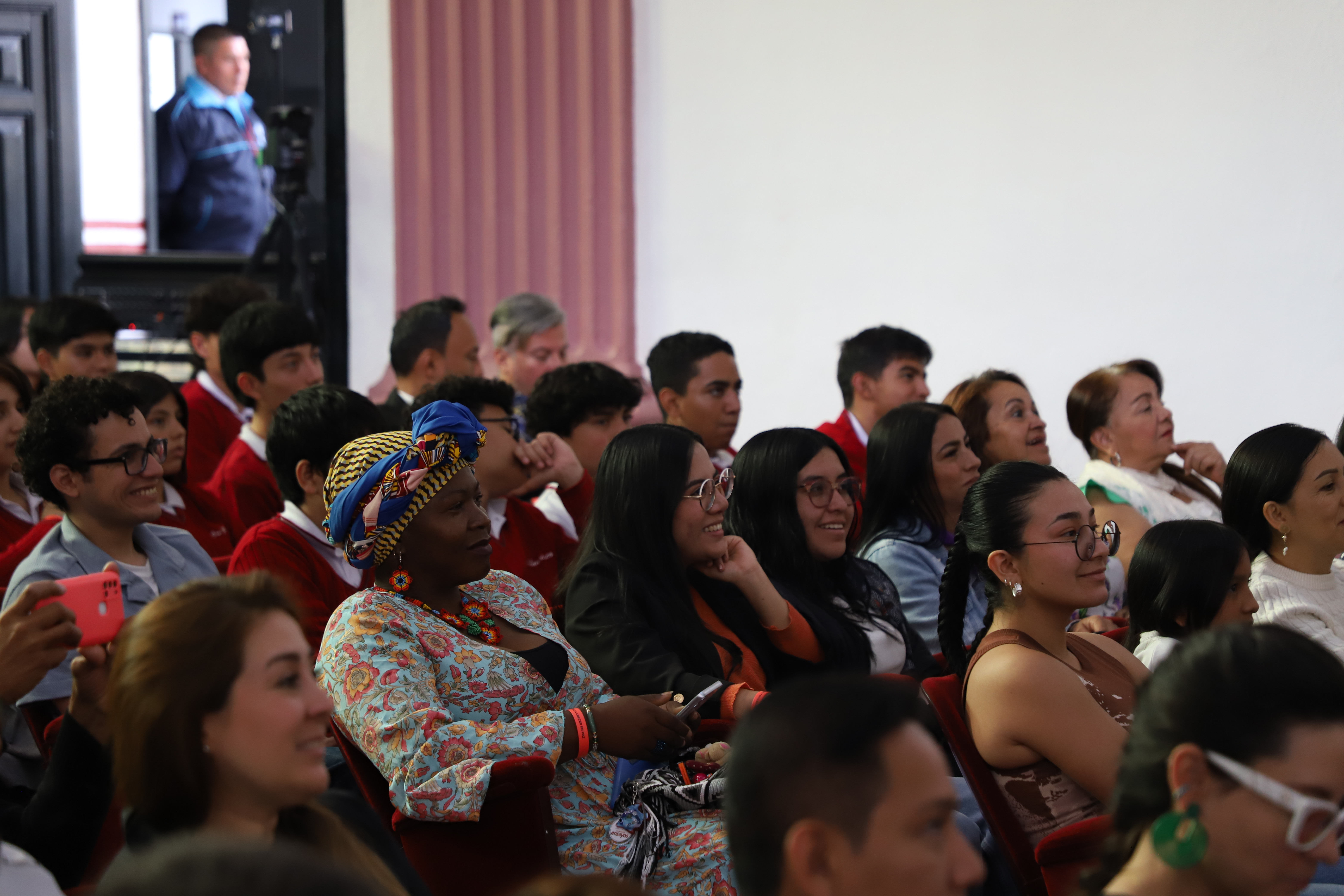 Asistentes al evento ‘Por el Derecho a Crecer en Paz’, una muestra del compromiso de diversas instituciones y comunidades en la lucha contra el reclutamiento infantil en Colombia.