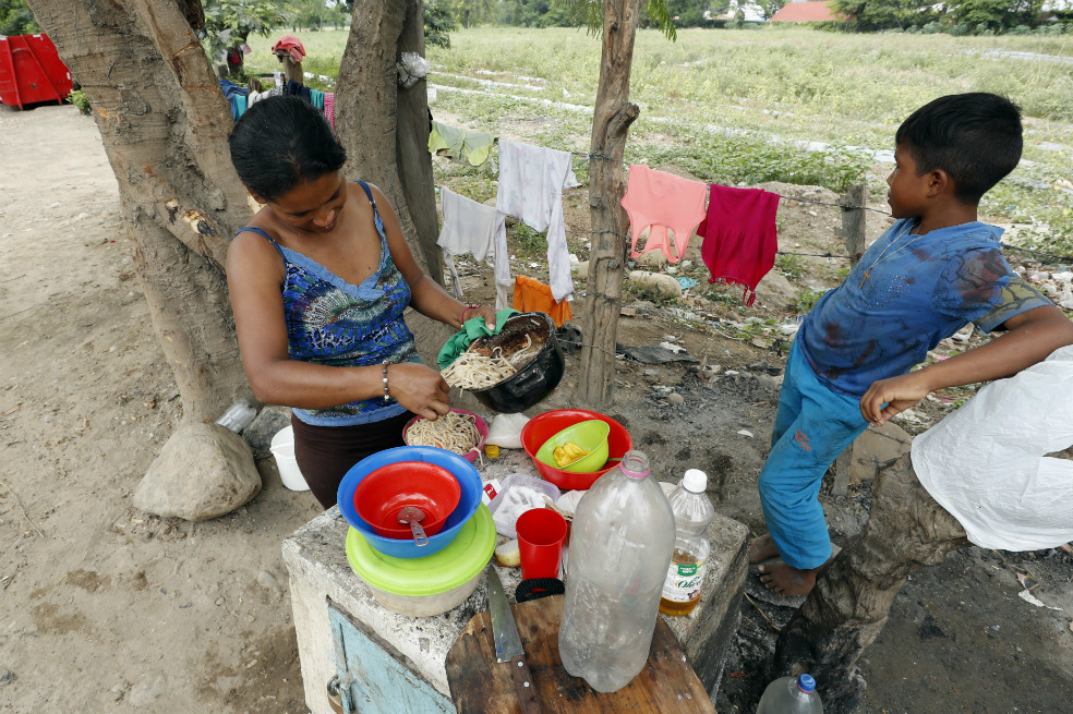 Esa es la otra cara de la moneda, la cooperación de organismos como la Agencia de Refugiados de Naciones Unidas (Acnur), la Agencia Española de Cooperación Internacional para el Desarrollo (Aecid) o el Consejo Noruego para Refugiados (NRC), que atienden a todo el que llega al puesto del Gobierno colombiano a un costado del puente.