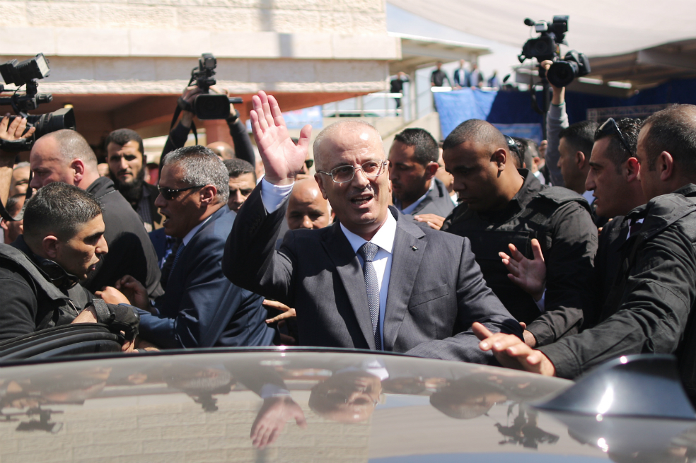 Siete heridos en una explosión al paso del primer ministro palestino en Gaza