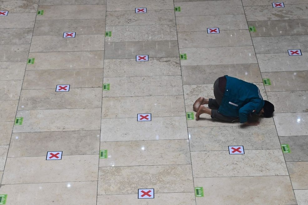 La pandemia ha impuesto restricciones que varían de país a país. En todas las mezquitas, los musulmanes deben practicar el distanciamiento social para combatir la propagación del COVID-19.