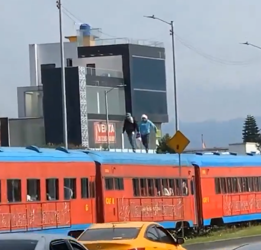 Hombres saltaron encima del tren de la Sabana en Bogotá en movimiento (video)