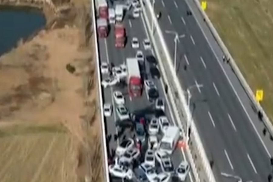 Un muerto y al menos 200 vehículos involucrados en accidente en China