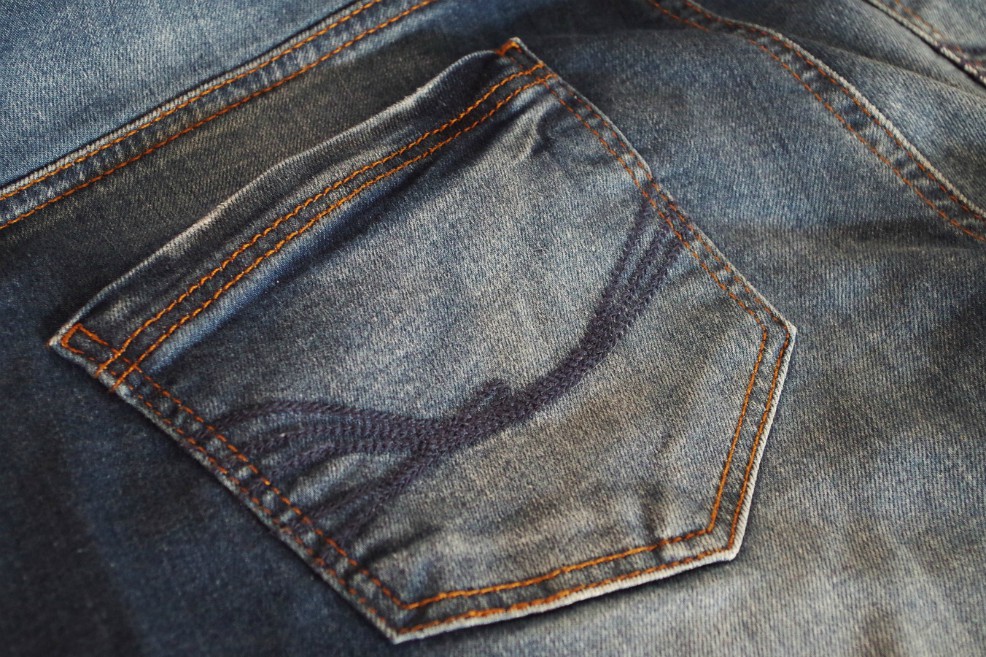 En aguas canadienses los analistas hallaron rastros de denim, un elemento de la prenda.
