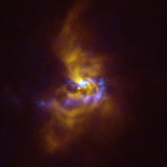 En el centro de esta imagen está la joven estrella V960 MON, ubicada a más de 5000 años luz de distancia en la constelación de Monoceros. Material polvoriento con potencial para formar planetas rodea a la estrella. /ESO/ALMA (ESO/NAOJ/NRAO)/WEBER ET AL.