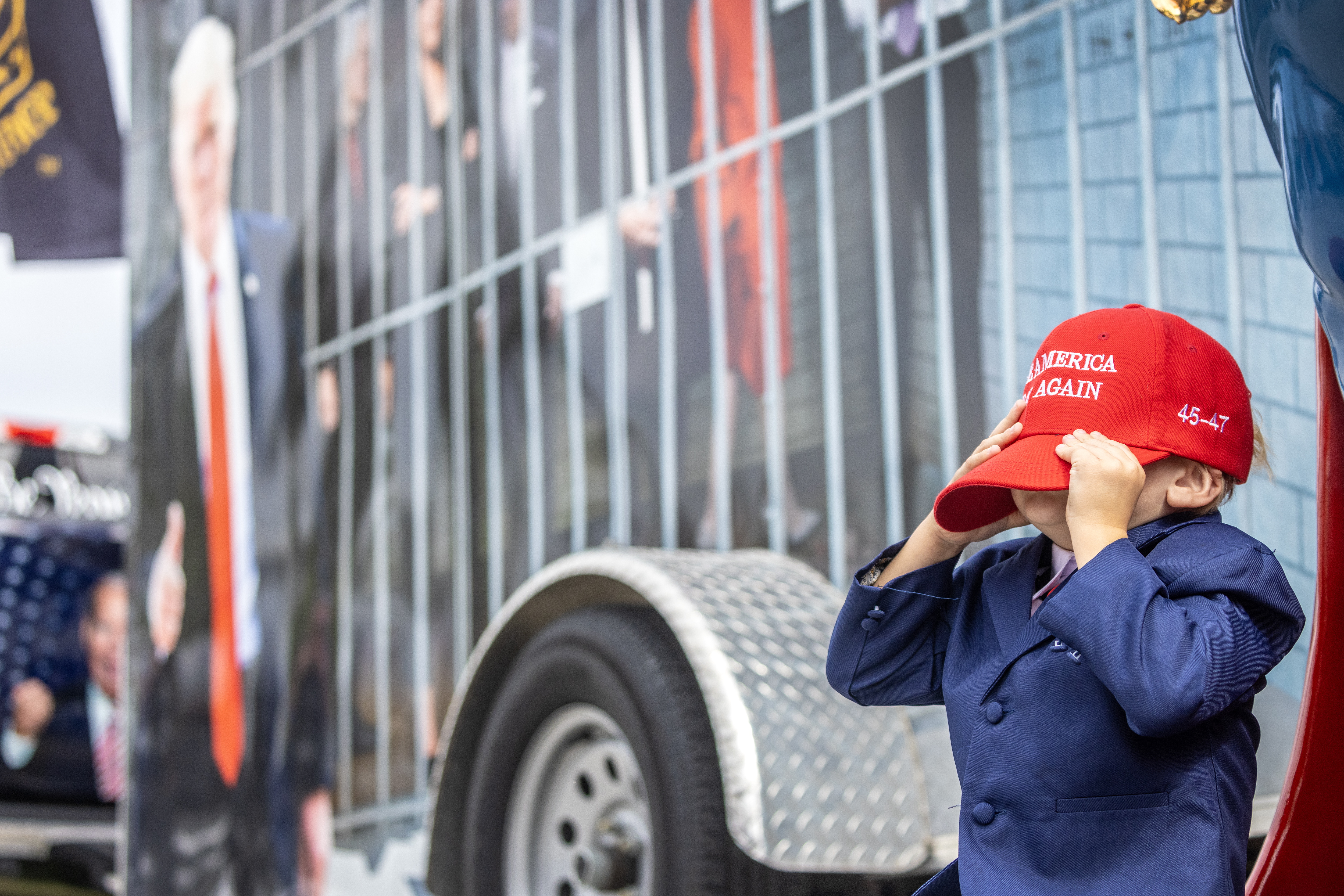 Palmetto (United States), 27/10/2024.- Stetson Hall (2), dressed as the US President Donald Trump, attends the 'Trump Festival (Take America Back)'Ç event celebrated in Palmetto, Florida, USA, 27 October 2024. Dozens of supporters of former president Donald Trump attend the Trump Fest, hosted by the local restaurant Peggy's Corral. Trump will face US Vice President and Democratic presidential candidate Kamala Harris in the United States presidential election on 05 November 2024. (Elecciones, Estados Unidos) EFE/EPA/CRISTOBAL HERRERA-ULASHKEVICH