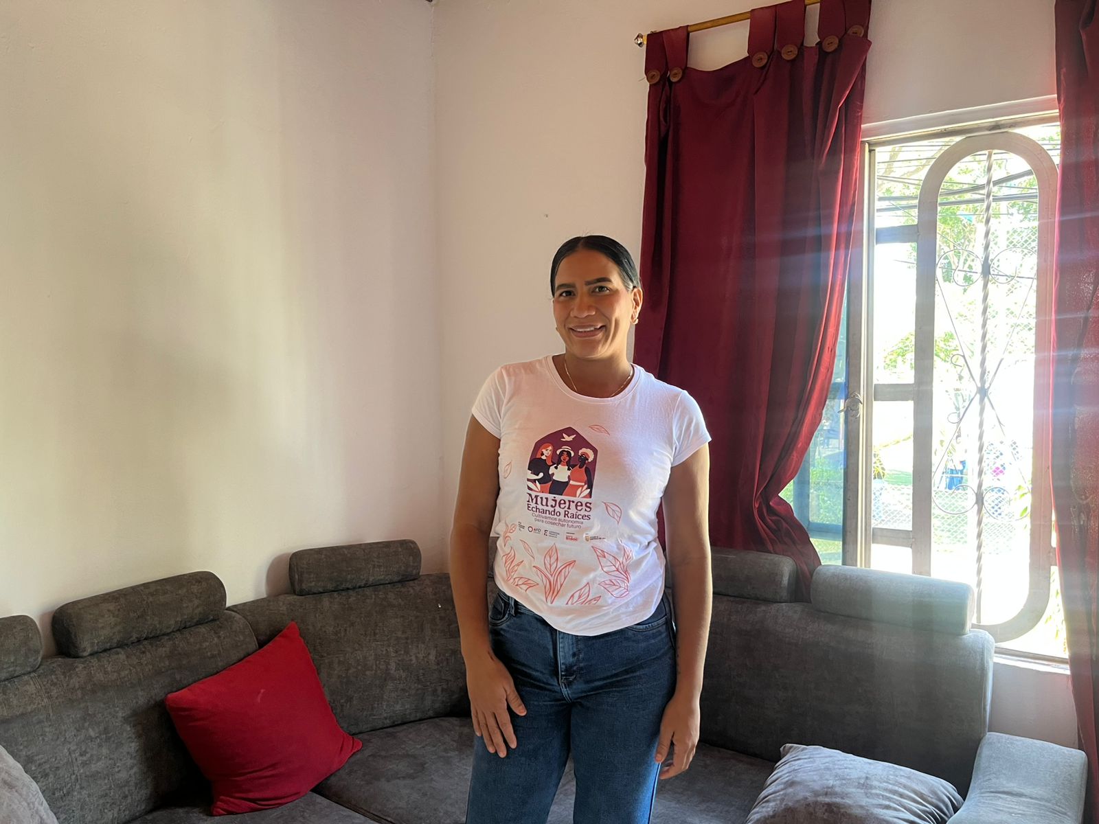 Ella es beneficiaria del proyecto Mujeres Echando Raíces (MERA), llegó desde Venezuela y hoy accede apoyos de vivienda y formación que le han permitido proyectar nuevas oportunidades.