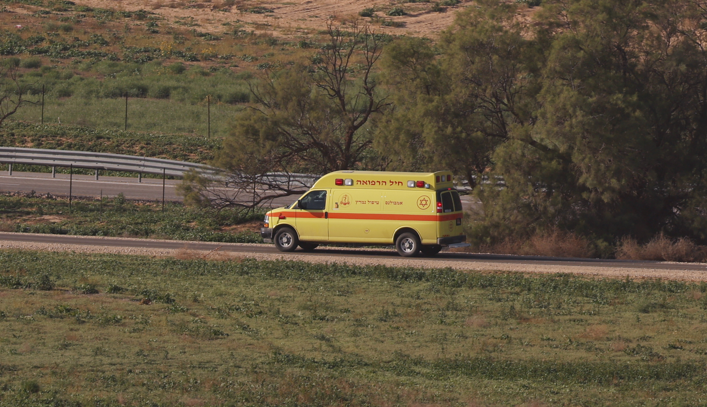 Una ambulancia se dirige al cruce fronterizo de Kerem Shalom con la Franja de Gaza, en el sur de Israel, el 24 de noviembre de 2023, para transportar a los rehenes israelíes retenidos por Hamás tras su liberación como parte de un acuerdo de alto el fuego entre Israel y Hamás.