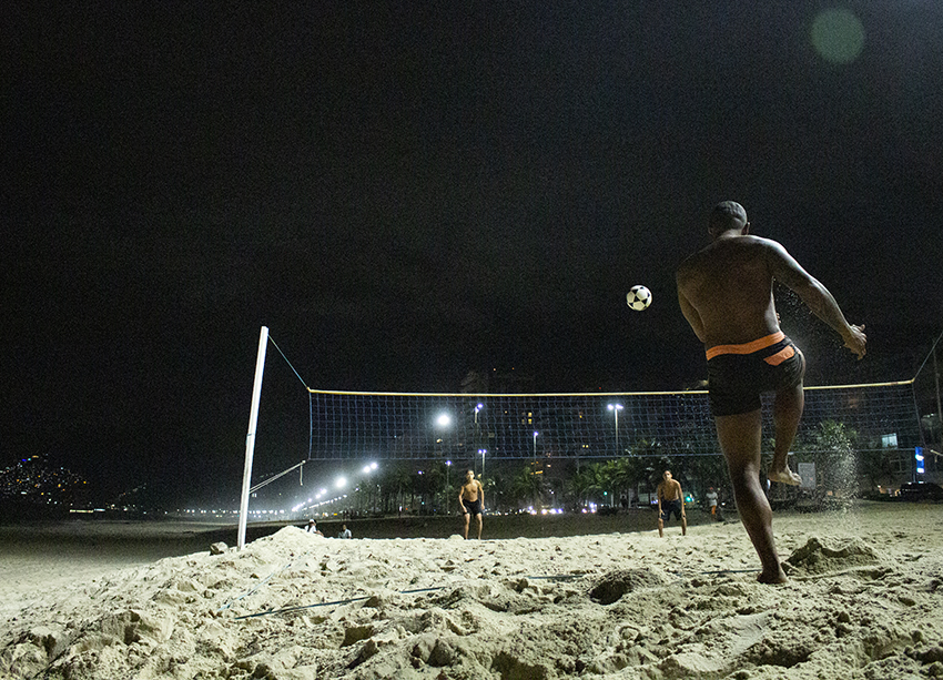 En Río de Janerio es común ver cariocas  disfrutando de sus playa mientras realizan diferentes tipos de deporte, desde 'futvoley' hasta capoeira.