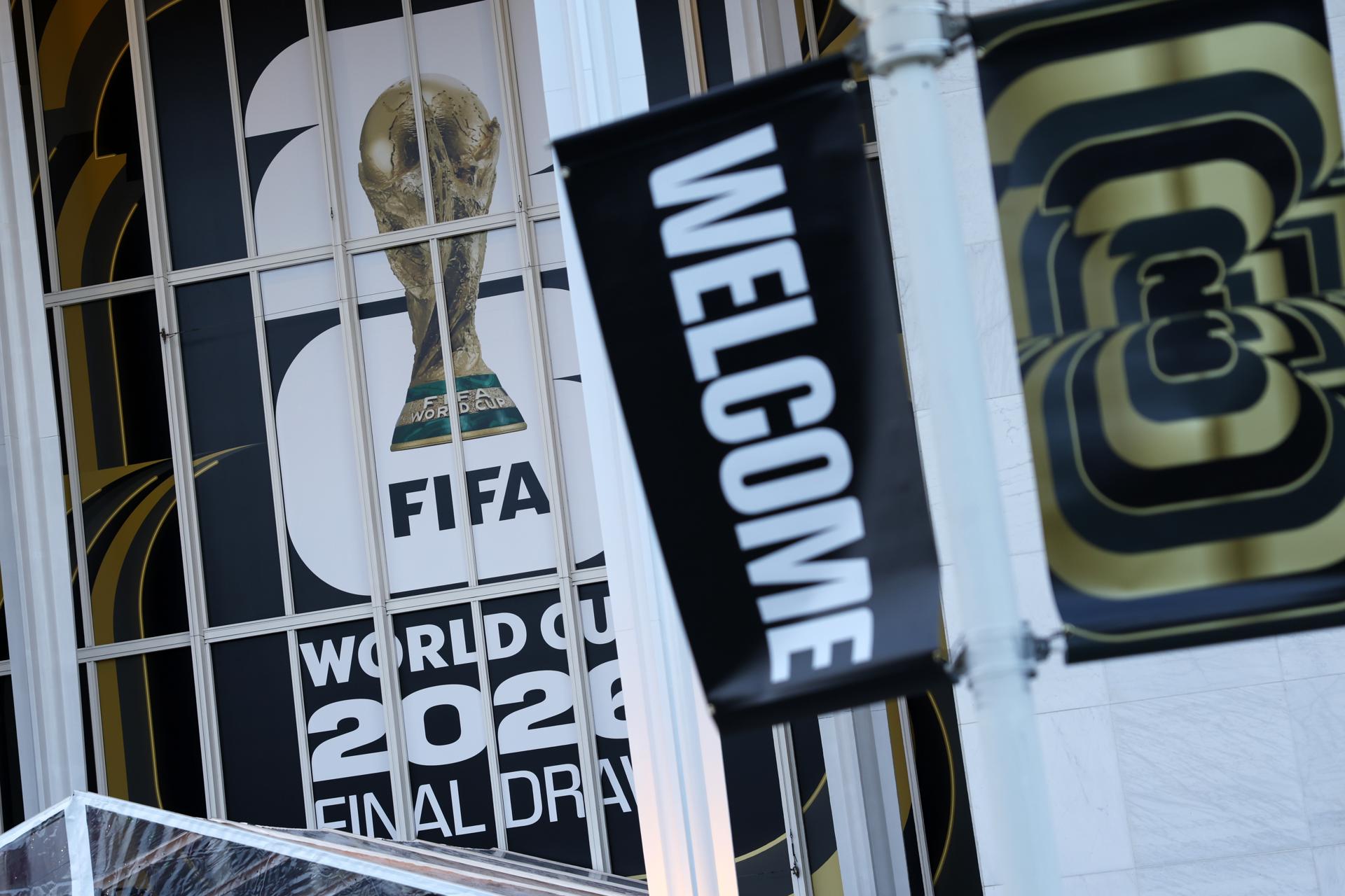 WASHINGTON (United States), 04/12/2025.- A sign that reads 'FIFA World Cup 2026 Final Draw' is displayed outside the Kennedy Center ahead of the FIFA 2026 World Cup Draw in Washington, DC, USA, 04 December 2025. The draw is scheduled for 05 December, when 64 nations will be drawn into groups for next year's FIFA World Cup. (Mundial de Fútbol) EFE/EPA/WILL OLIVER