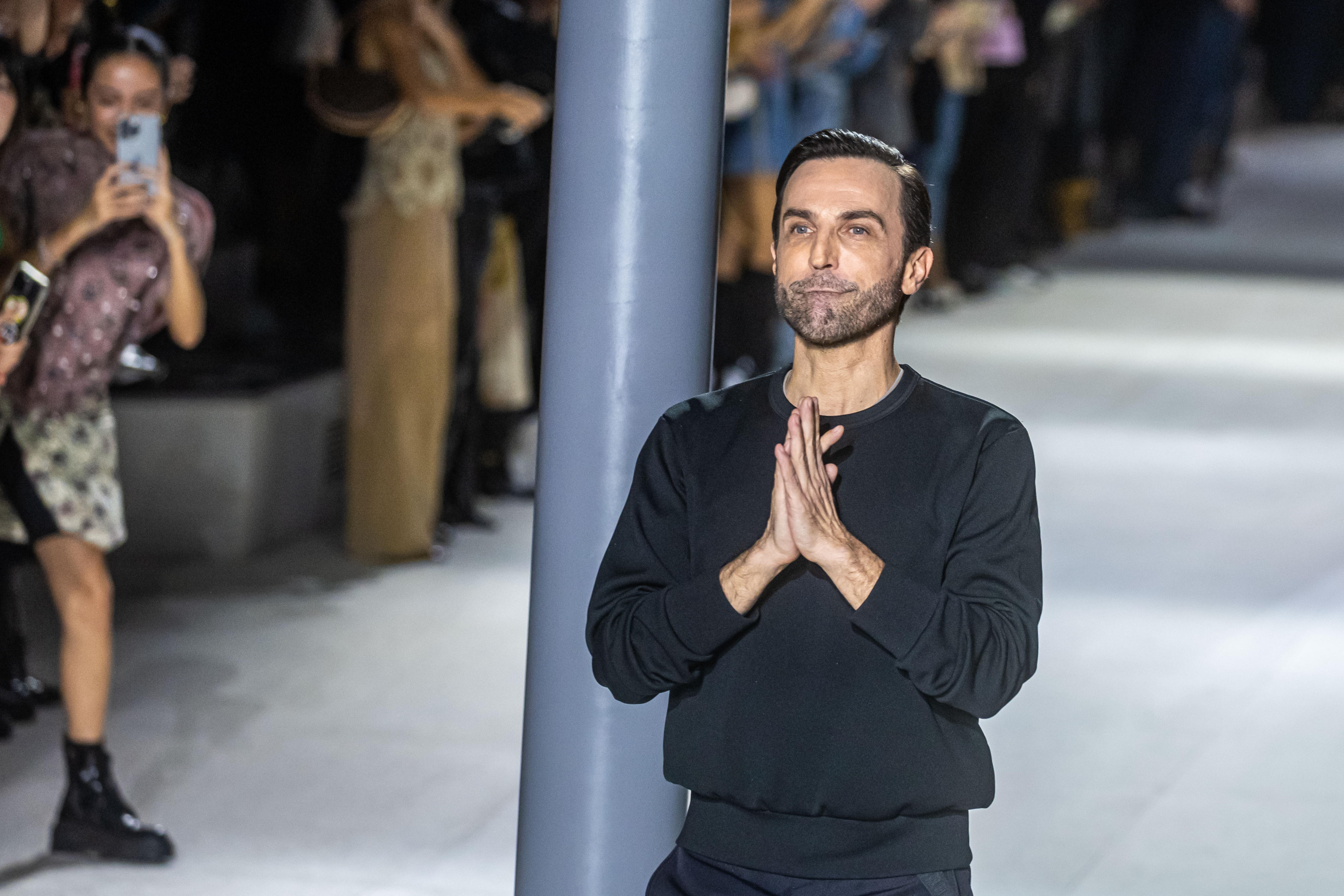Paris (France), 05/03/2024.- French designer Nicolas Ghesquiere appears on the runway after the presentation of his Fall/Winter 2024/2025 Collection for Louis Vuitton during Paris Fashion Week, in Paris, France, 05 March 2024. The presentation of the women's collections runs from 25 February to 05 March 2024. (Moda, Francia) EFE/EPA/CHRISTOPHE PETIT TESSON
