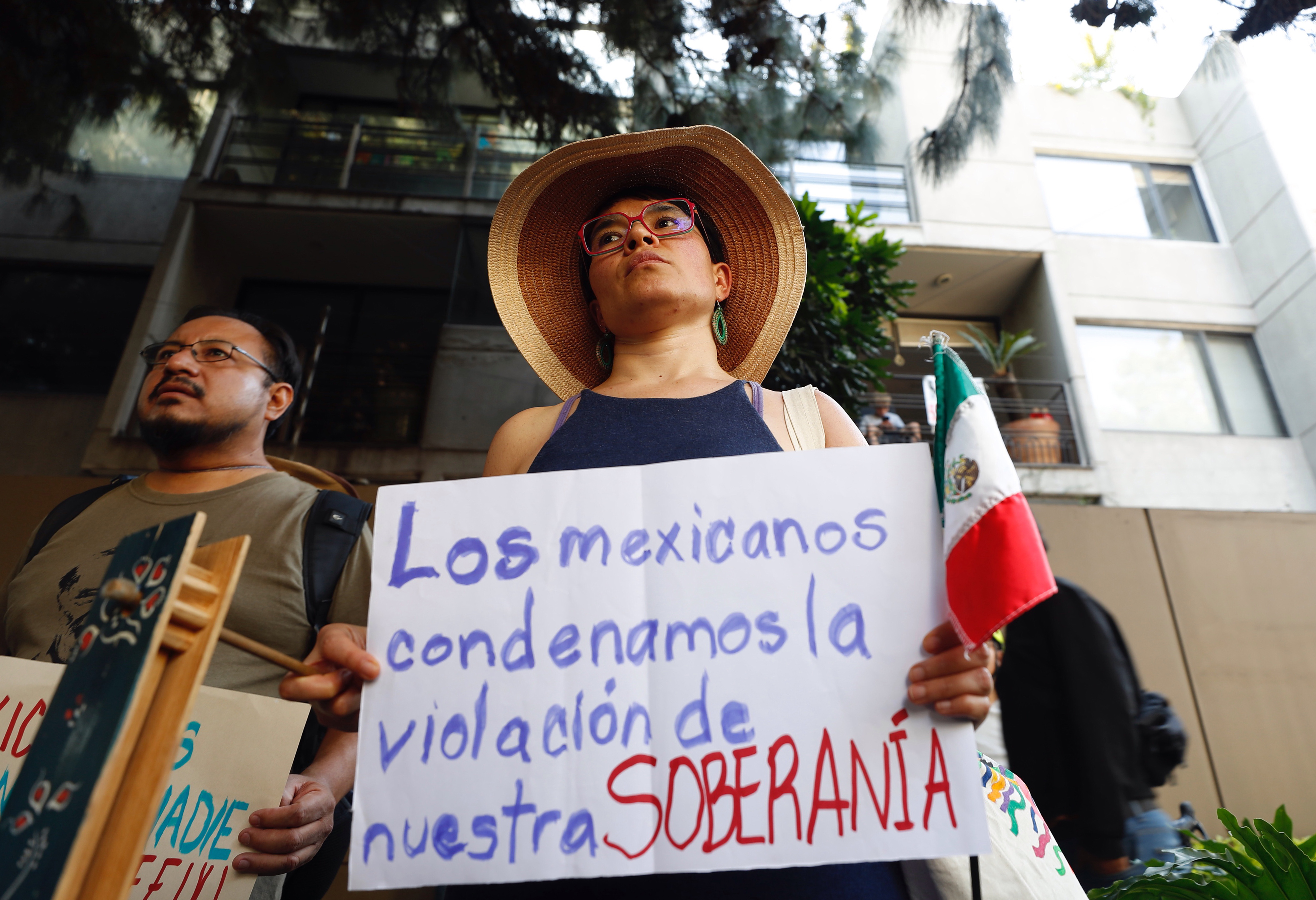 MEX3645. CIUDAD DE MÉXICO (MÉXICO), 06/04/2024.- Un grupo de personas protestan afuera de la Embajada de Ecuador este sábado, en la Ciudad de México (México). México vivió este sábado entre el asombro y la indignación la escalada de tensiones con Ecuador tras el asalto a la Embajada en Quito, mientras el presidente, Andrés Manuel López Obrador, hizo llamados a prudencia y agradeció la solidaridad de numerosos países latinoamericanos. EFE/Sáshenka Gutiérrez