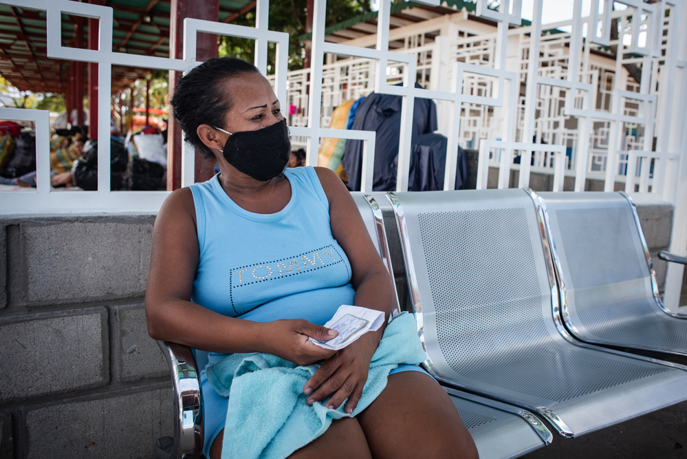 6.	Reina Cumares y sus tres hijos caminaron durante 21 días desde Bogotá, Colombia, hasta la ciudad fronteriza de San Antonio del Táchira, para regresar a su hogar en Venezuela. A su llegada, se les hicieron pruebas de COVID-19; todas sus pruebas resultaron negativas. Ahora se encuentran en cuarentena en uno de los centros establecidos por las autoridades nacionales para prevenir la propagación de COVID-19 en el estado fronterizo venezolano de Táchira.