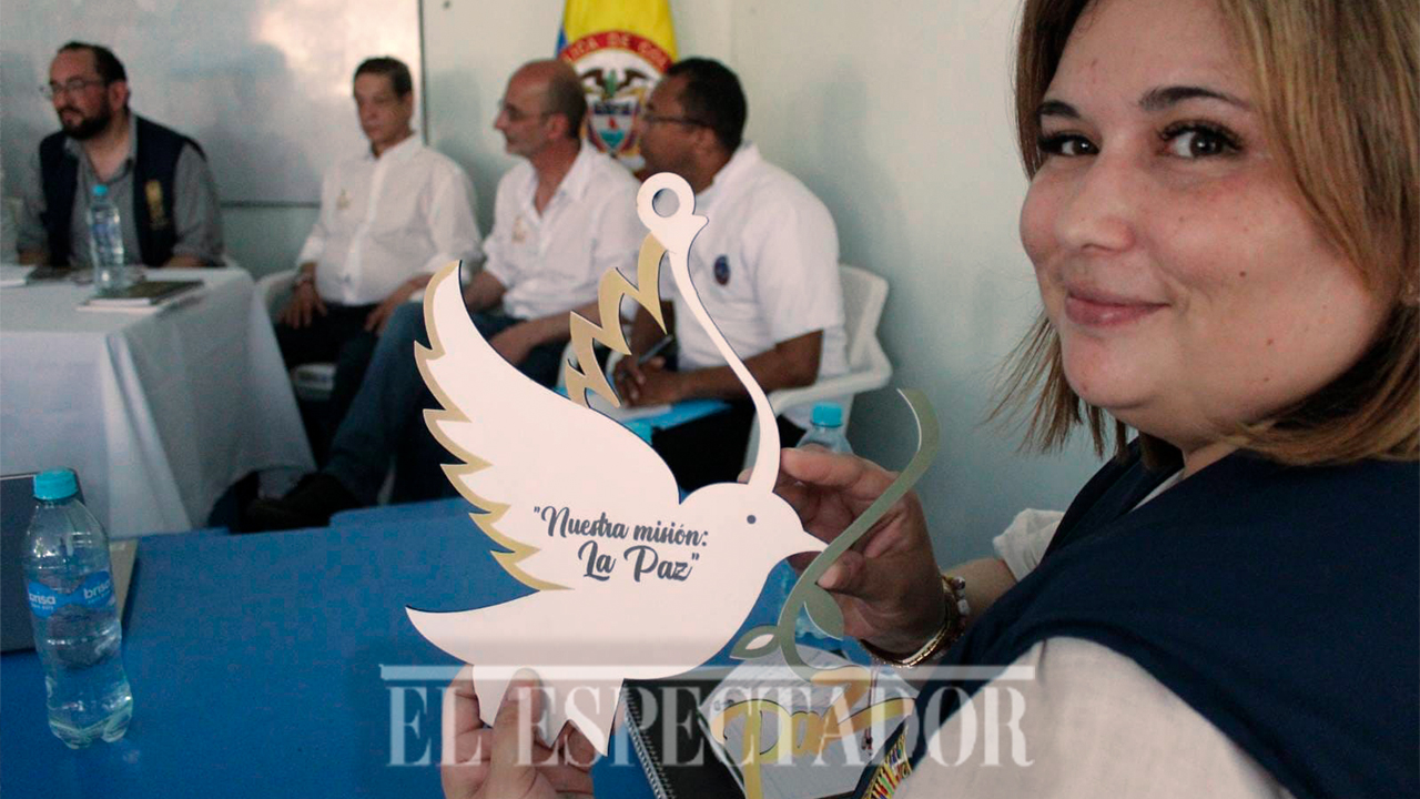 Mariana Caramagna, coordinadora de la oficina de Valledupar de la Mapp OEA, mostrando una paloma elaborada por los presos del patio seis de la cárcel la Tramacúa para la instalación de su mesa de paz.