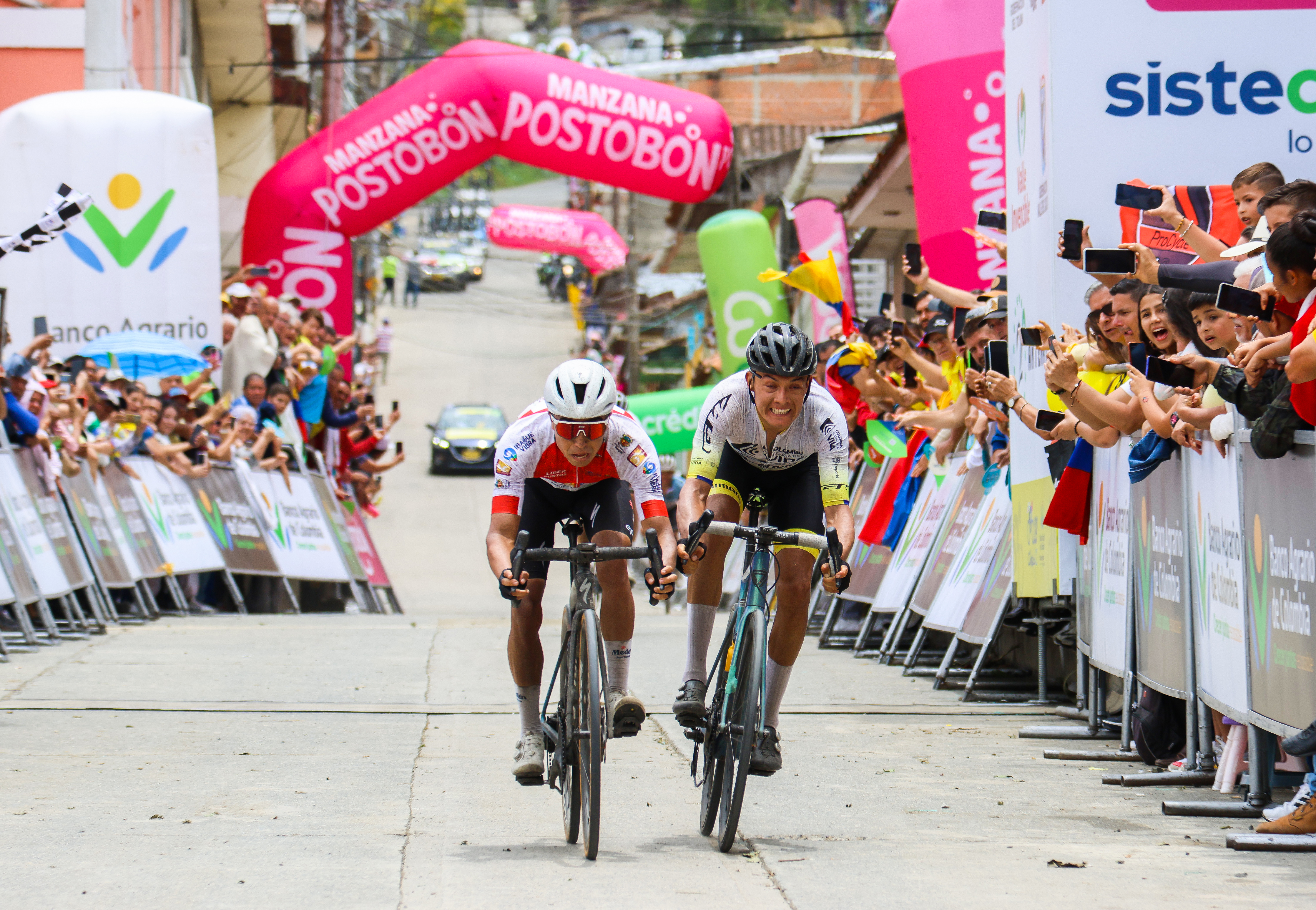 El líder Aldemar Reyes (izq) y Rodrigo Contreras, ganador de la sexta etapa del Clásico RCN.
