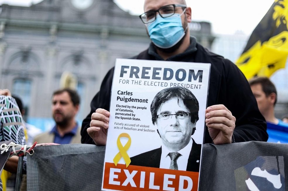 Italia pone en libertad a Carles Puigdemont, pero le exige permanecer en el país