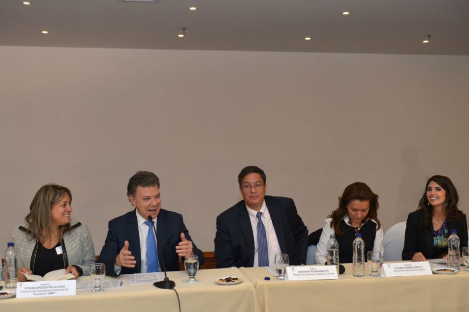 El Presidente Juan Manuel Santos encabezó este lunes la reunión para examinar los resultados de gestión del Ministerio de Comercio, Industria y Turismo. Le acompañaron el Ministro Santiago Rojas, la Viceministra Claudia Candela y la Directora del Departamento Nacional de Planeación, Tatyana Orozco.