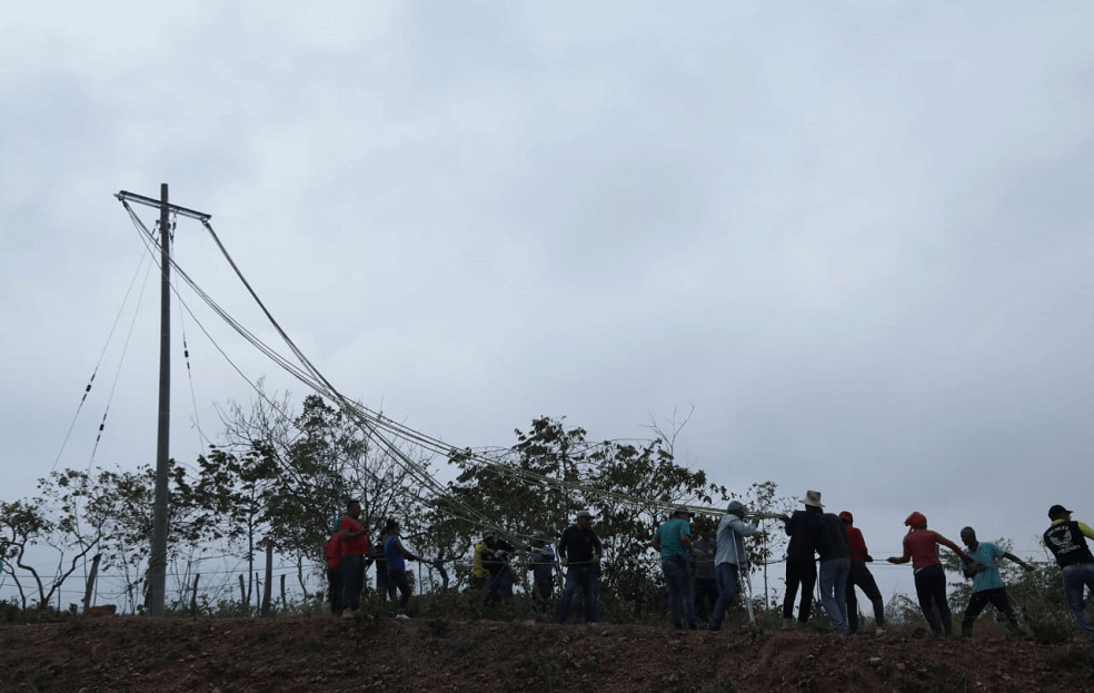 Por primera vez, excombatientes de las Farc llevan la energía eléctrica a su vereda