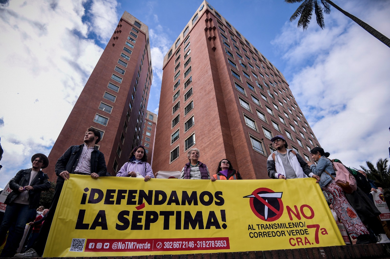 Vecinos de la carrera séptima, en Bogotá, salieron a protestar contra el proyecto.