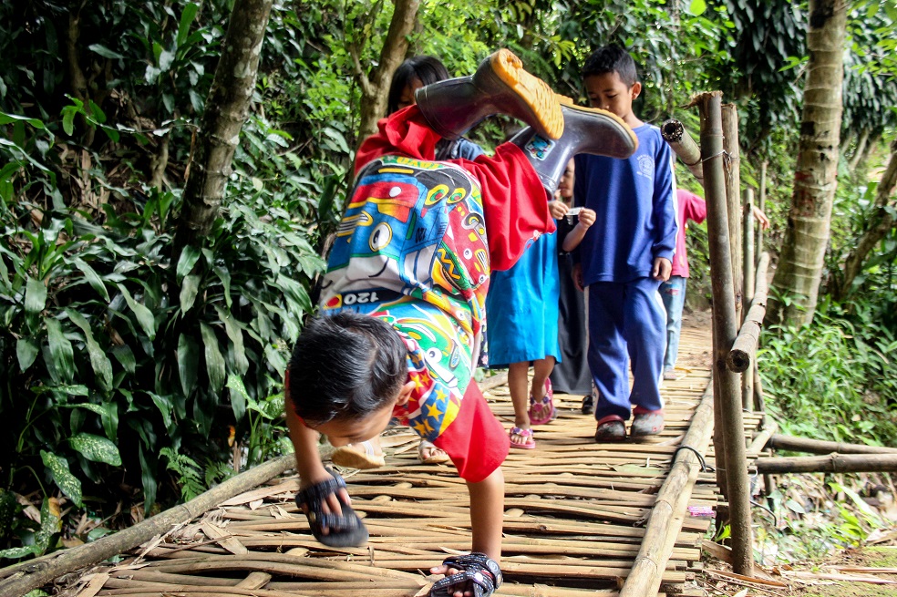 La increíble odisea de un niño discapacitado en Indonesia para ir a la escuela