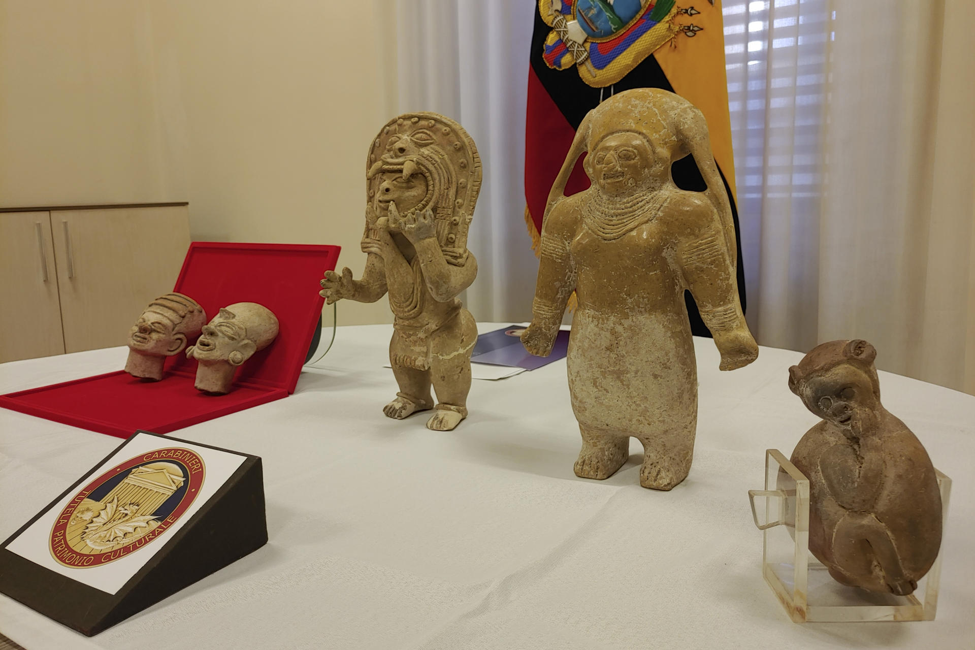 Figuras milenarias de Colombia y Ecuador, expuestas en una joyería en Italia