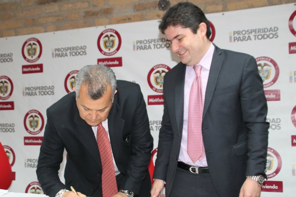 Firman convenio para legalizar 25.000 predios piratas