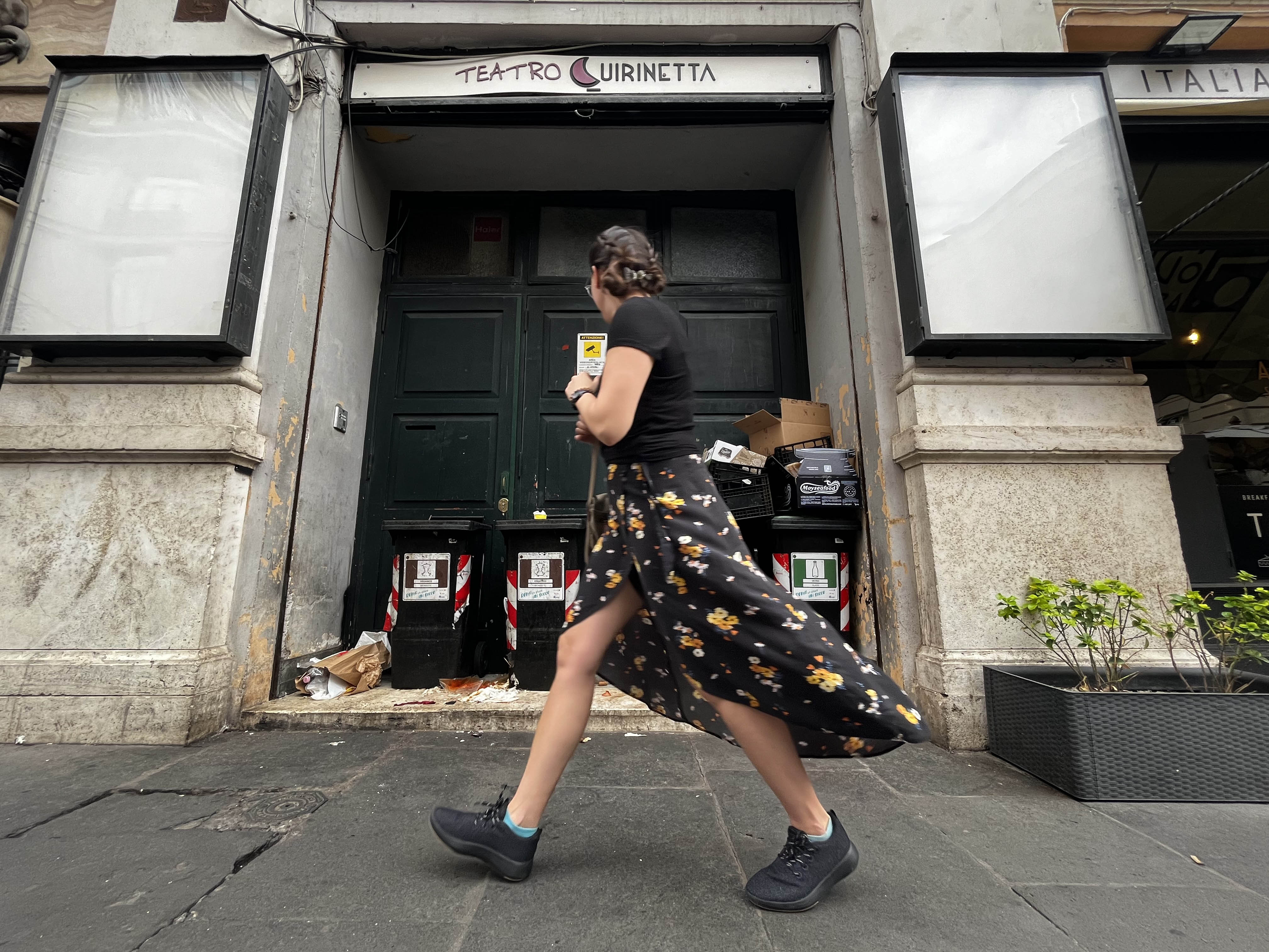 ROMA, 03/11/2023.- Una mujer pasea delante de la puerta del teatro Quirinetta, este viernes en Roma. Italia tiene una merecida fama de país de cultura, aunque en las calles de sus ciudades languidecen cerrados unos 500 teatros. EFE/ Gonzalo Sánchez