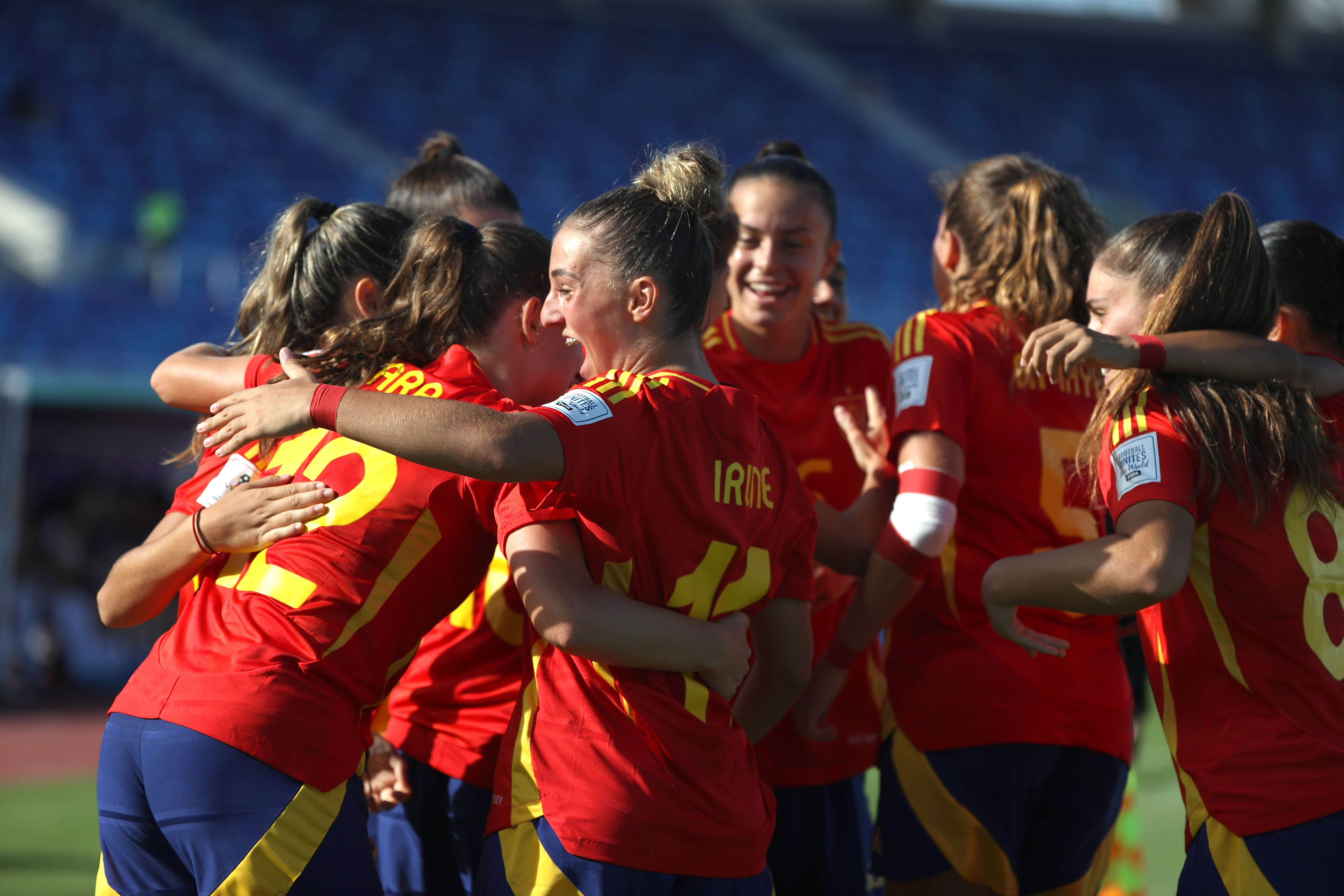 . SANTO DOMINGO (REPÚBLICA DOMINICANA), 16/10/2024.- Jugadoras de España celebran un gol ante Estados Unidos este miércoles, en un partido del Mundial femenino sub-17 en el estadio Olímpico Félix Sánchez de Santo Domingo (República Dominicana). EFE/Orlando Barría