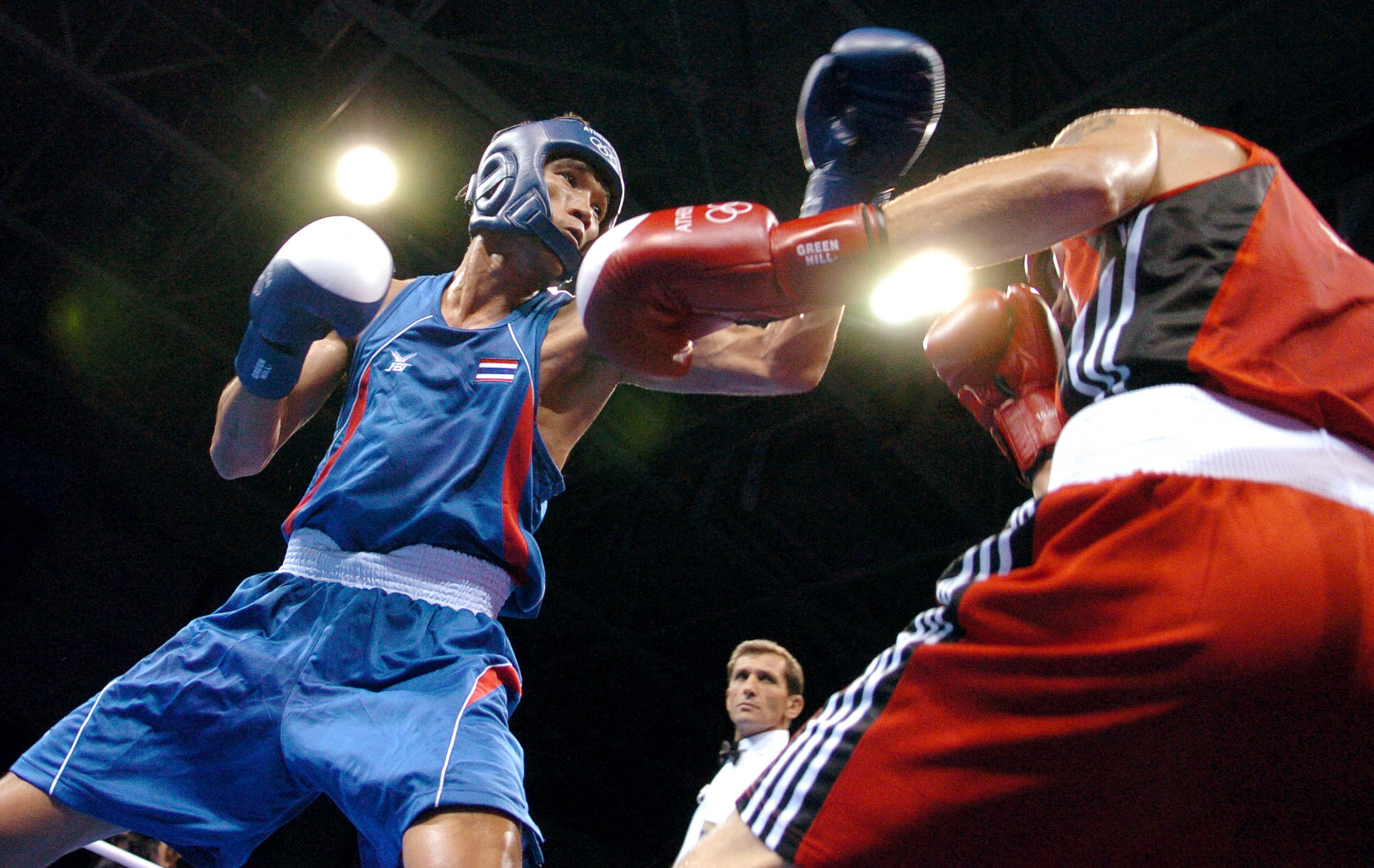 (FILES) Thailand's Somluck Kamsing (L) competes with Canada's Benoit Gaudet during their Olympic Games preliminary featherweight (57 kg) boxing match in Athens on August 16, 2004.