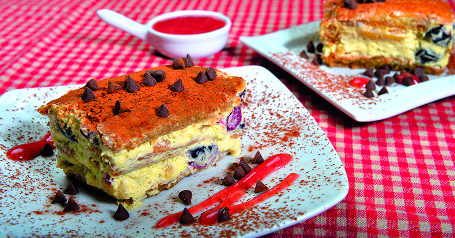 RECETA DEL DÍA: POSTRE CREMOSO DE MOKA Y FRUTOS SECOS CON SALSA DE FRESAS