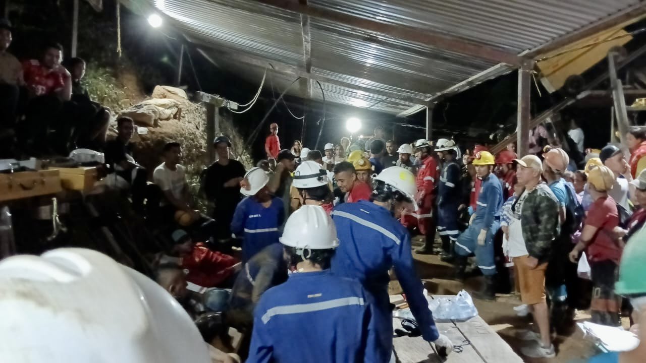 Fueron rescatados los 18 mineros que estaban atrapados en una mina en Antioquia