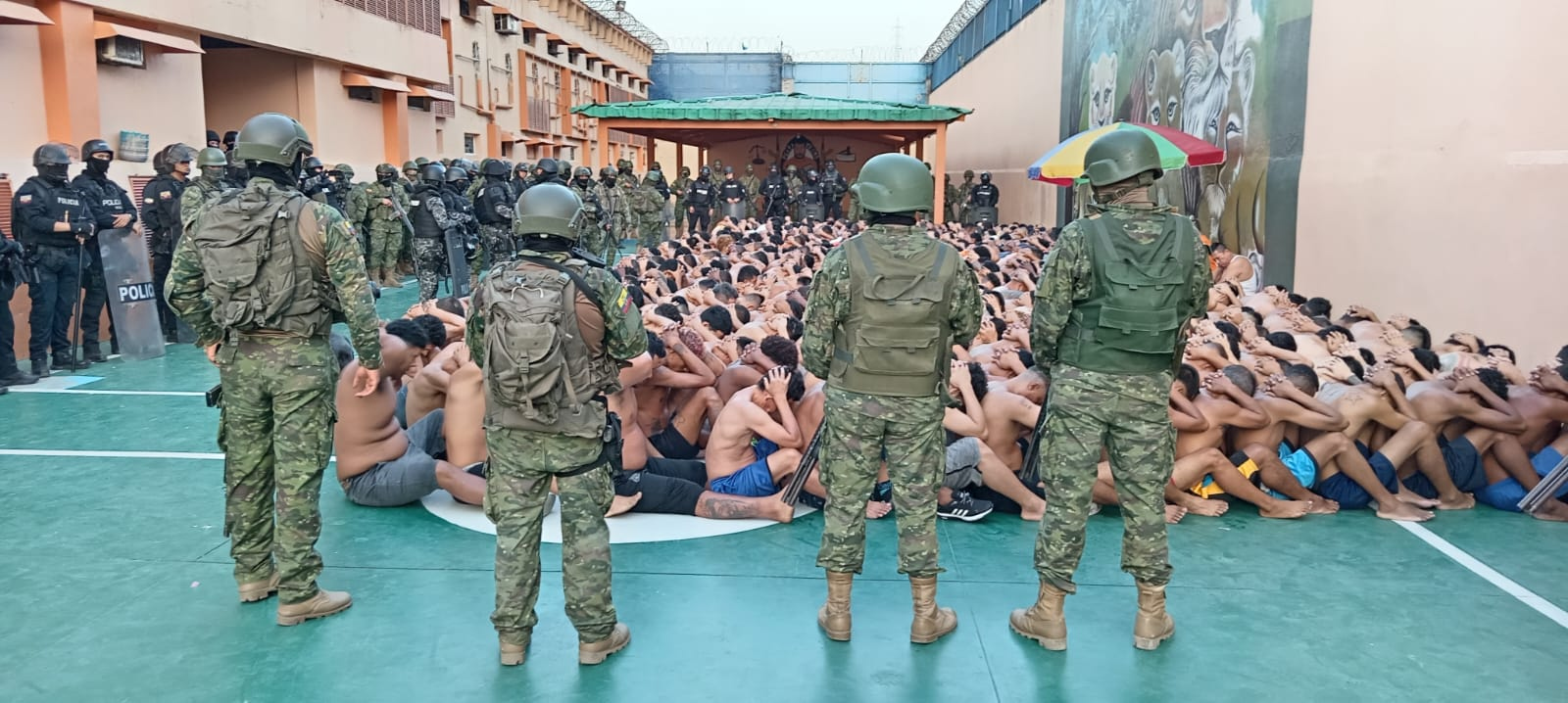 Armas y drogas: lo que encontraron en la administración de una cárcel en Ecuador