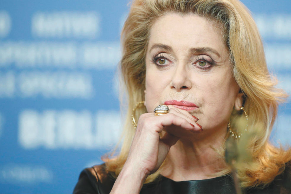 Catherine Deneuve, quien encendió la hoguera del feminismo radical al defender “la libertad de importunar, indispensable a la libertad sexual”. / EFE
