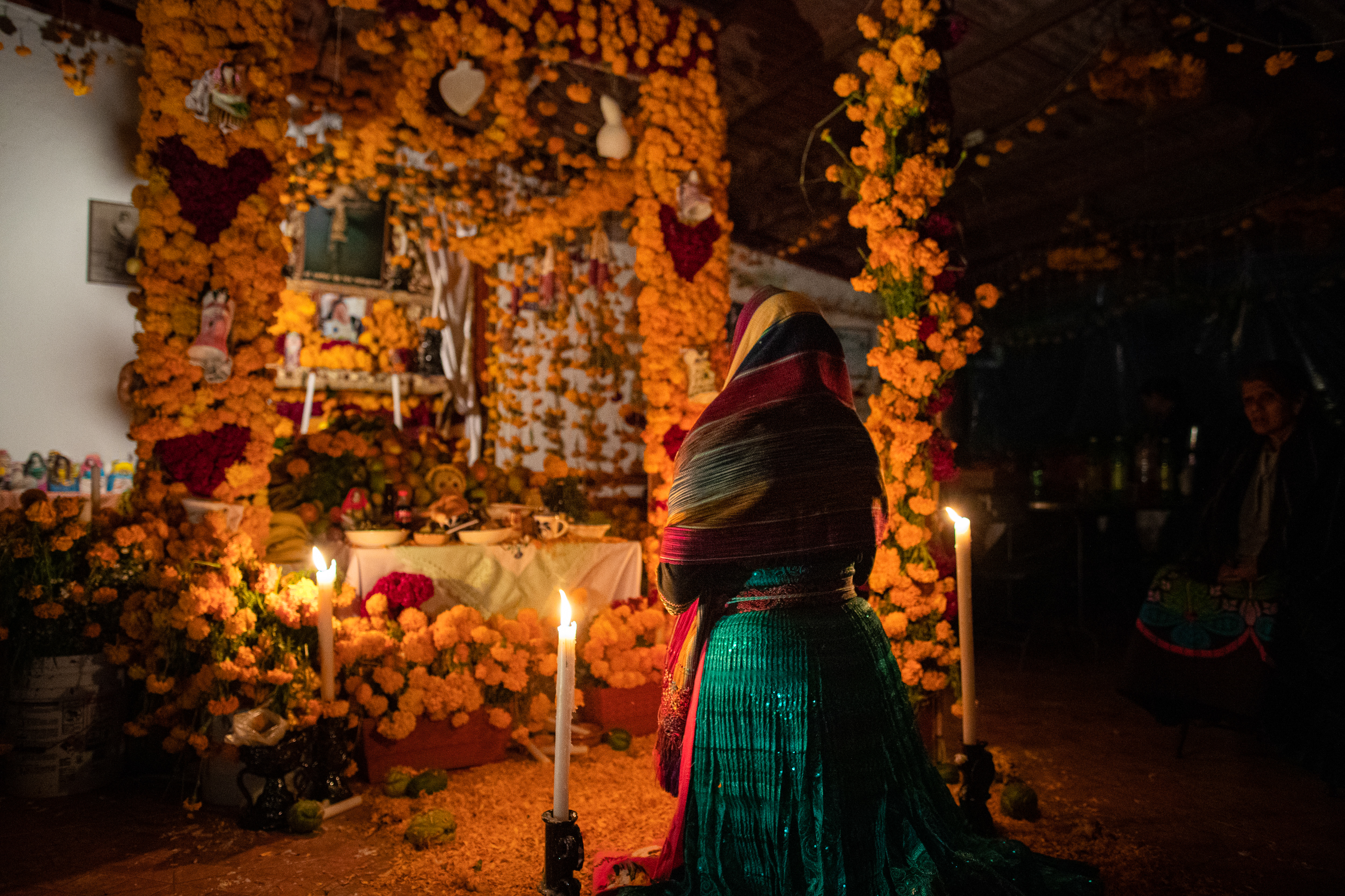 Una celebración única que honra a los difuntos con coloridos altares, música y un ambiente festivo.