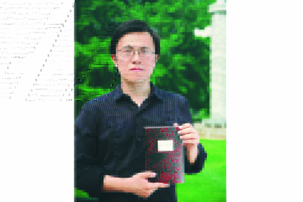 Fan Ye con su obra traducida. / Archivo particular