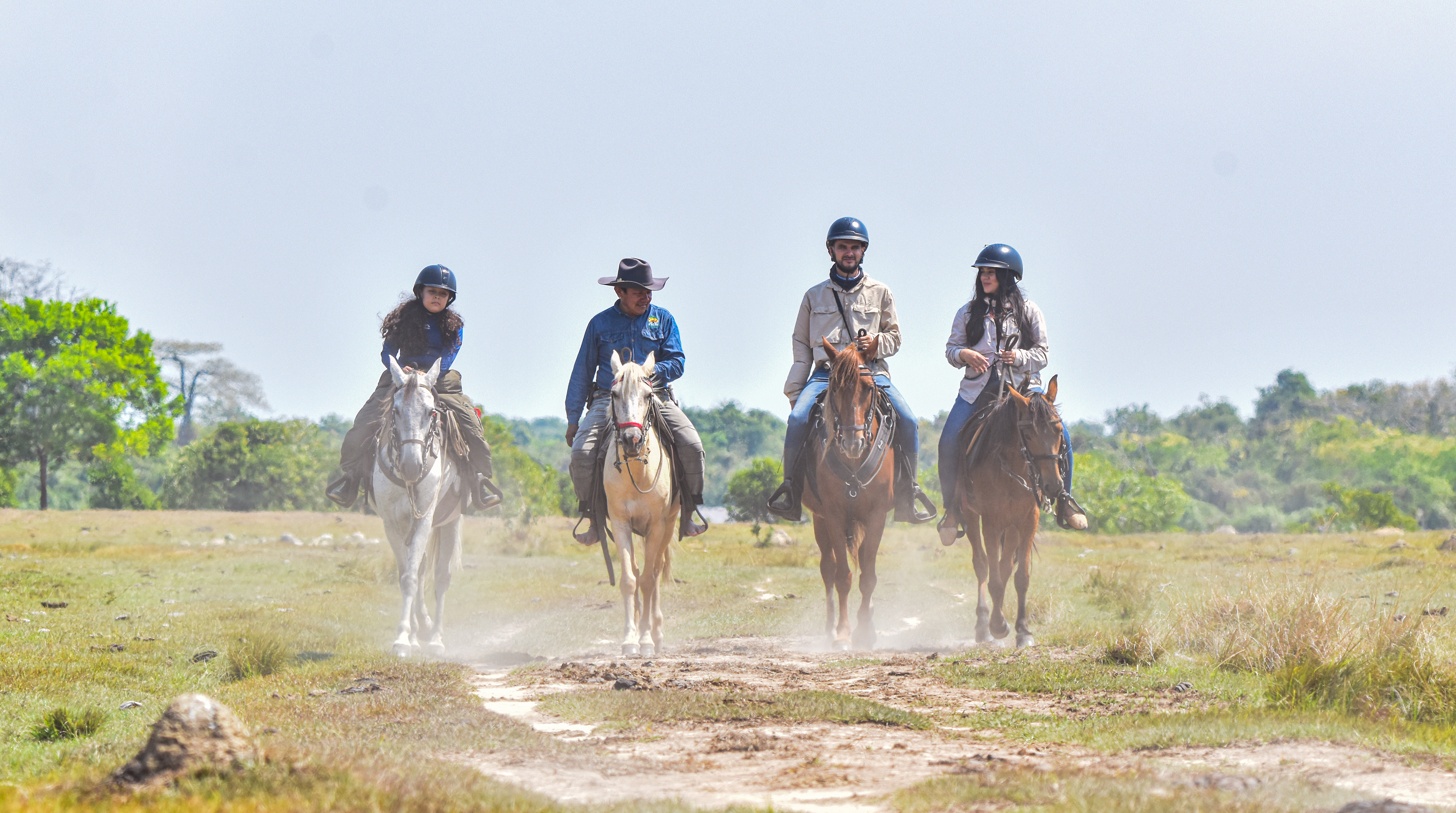 Su propuesta principal es el Safari Llanero, una experiencia única que permite explorar las sabanas inundables mediante caminatas, cabalgatas, paseos en canoa y vehículos adaptados.