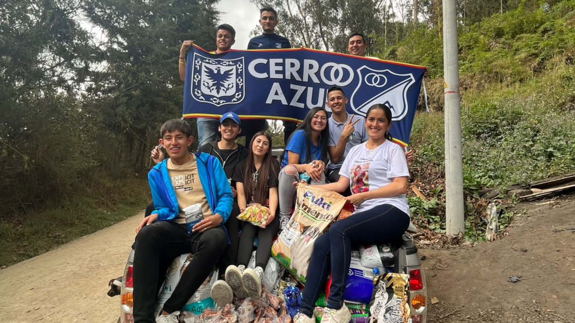 Barra Cerro Azul de Millonarios durante su donación en la Fundación San Roque Lucila Carmona.
