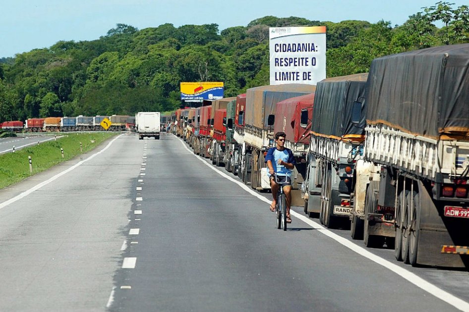 Gobierno de Brasil aumenta presencia de policías tras violencia en huelga de camioneros