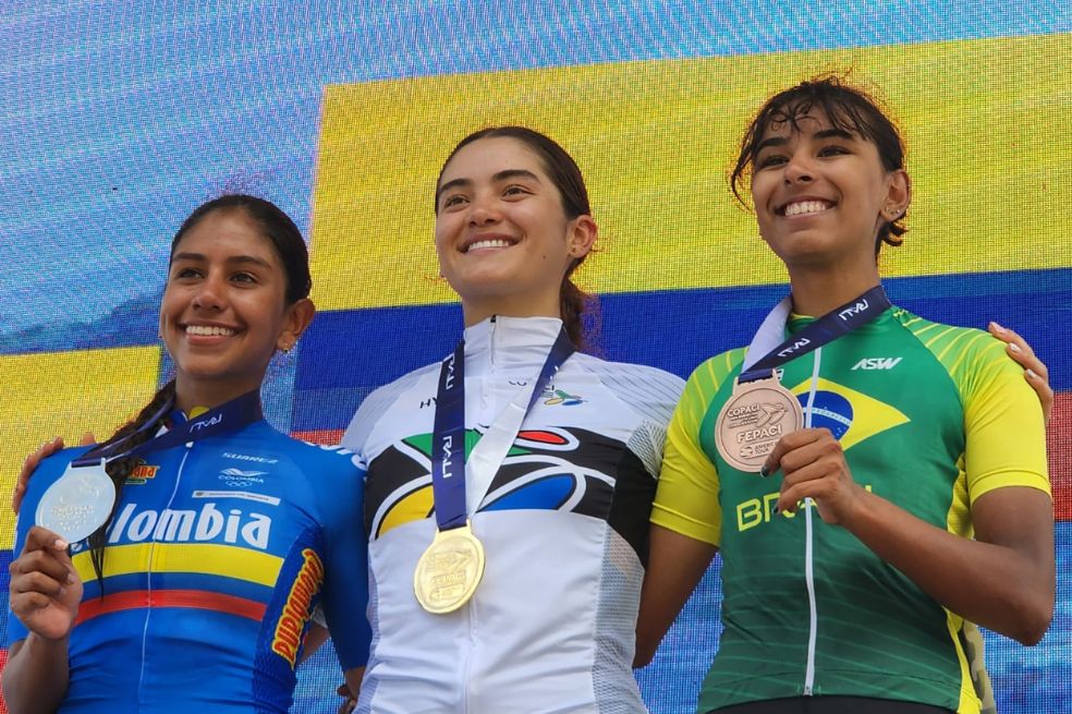 Angie Mariana Londoño (cent.), campeona este viernes en la prueba de fondo del Panamericano de ruta. A su derecha, su compatriota Juliana Londoño, que ganó plata, y a su izquierda, Mayra da Costa de Brasil (bronce).