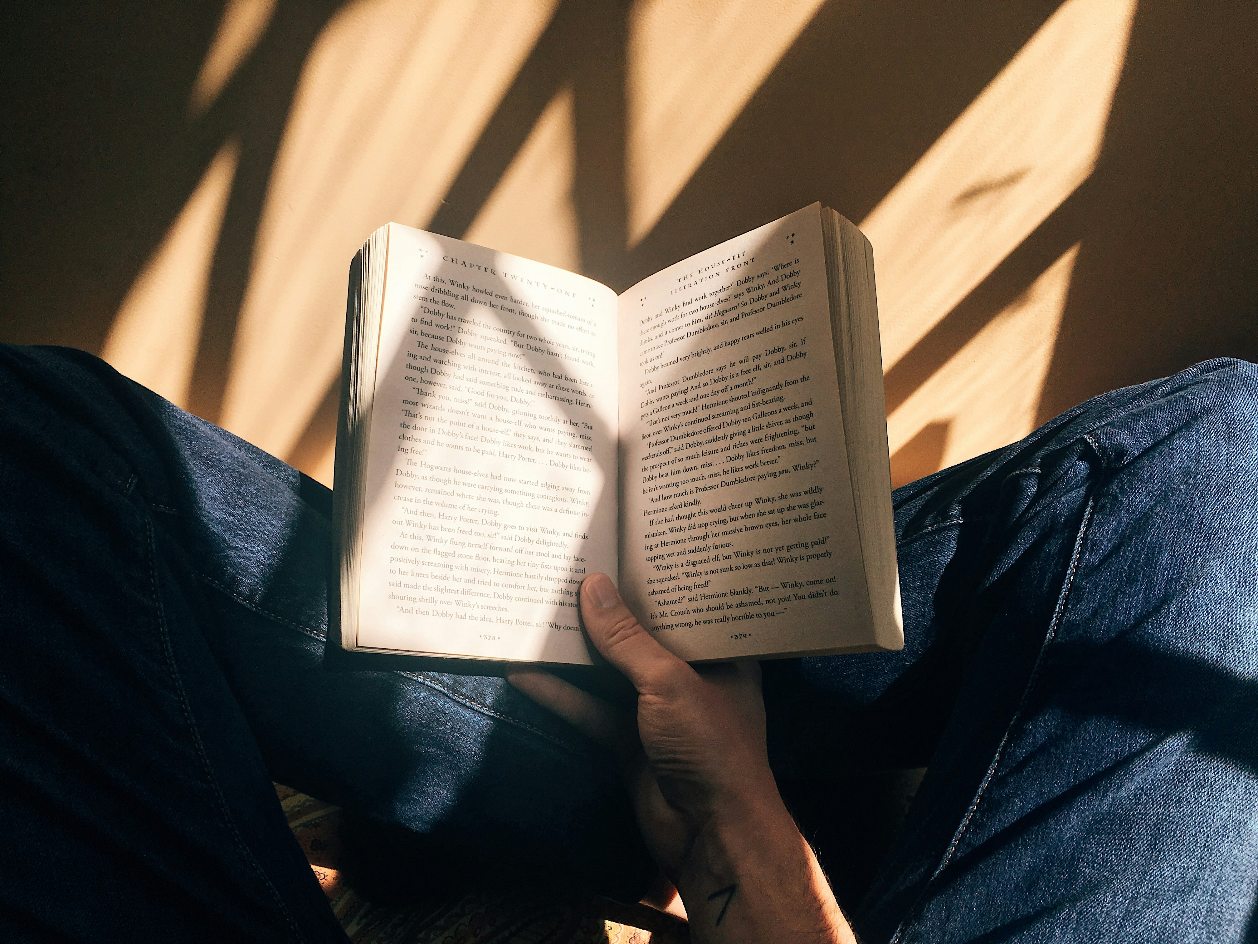 Medios recomendaron lista de libros hecha por IA sin notar que unos eran falsos