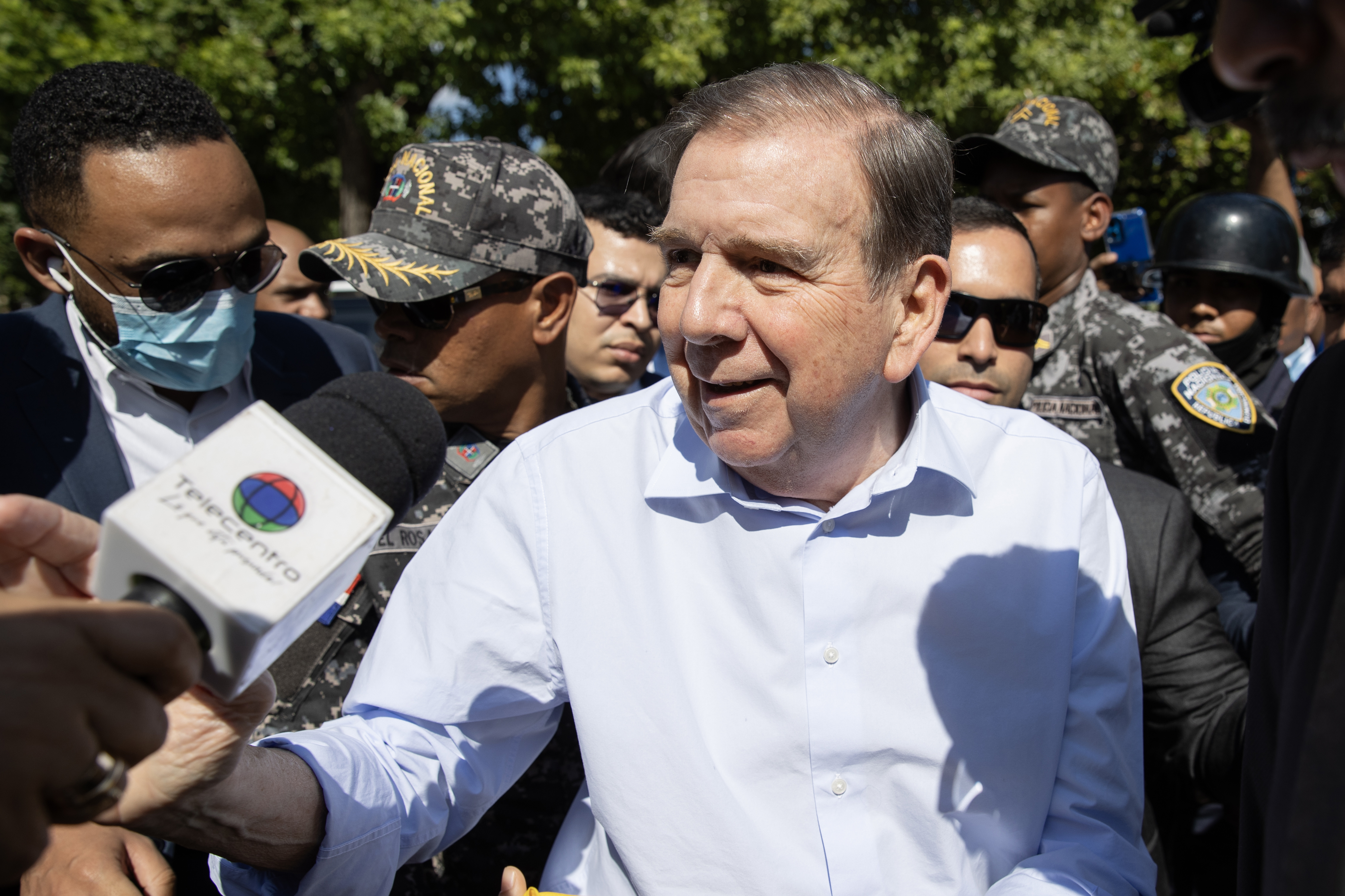 AME9836. SANTO DOMINGO (REPÚBLICA DOMINICANA), 09/01/2025.- El opositor venezolano Edmundo González Urrutia da declaraciones a su llegada a un acto con simpatizantes este jueves, en Santo Domingo (R. Dominicana). González Urrutia, que asegura haber ganado las elecciones presidenciales de Venezuela el pasado julio, afirmó este jueves en Santo Domingo que "muy pronto" se verán en Caracas, "en libertad". EFE/ Orlando Barría
