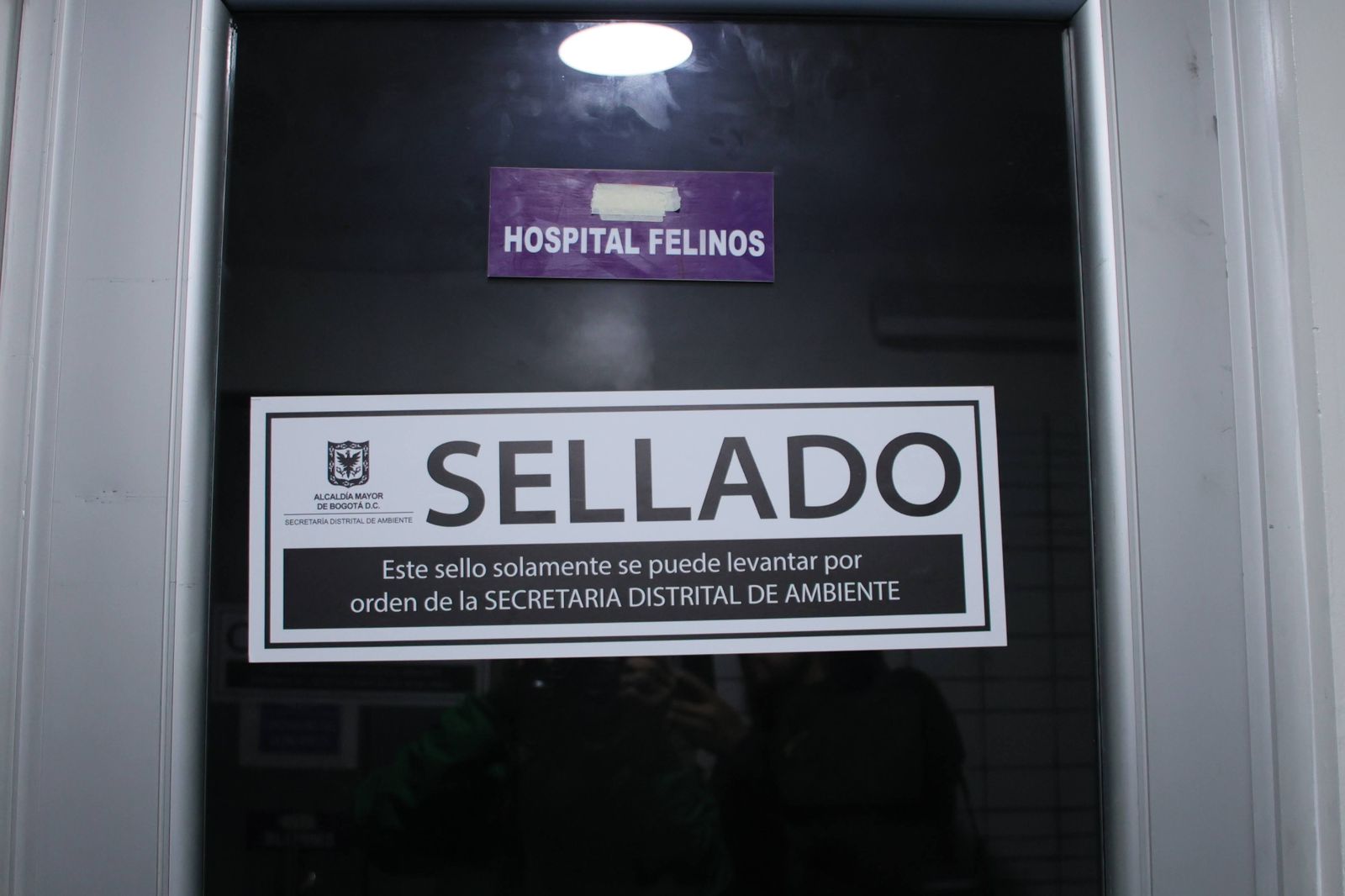 Vuelve y juega: sellan veterinaria en Suba por arrojar residuos peligrosos a vía pública