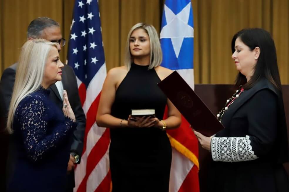 La nueva gobernadora de Puerto Rico juramenta durante la ceremonia de posesión. / EFE