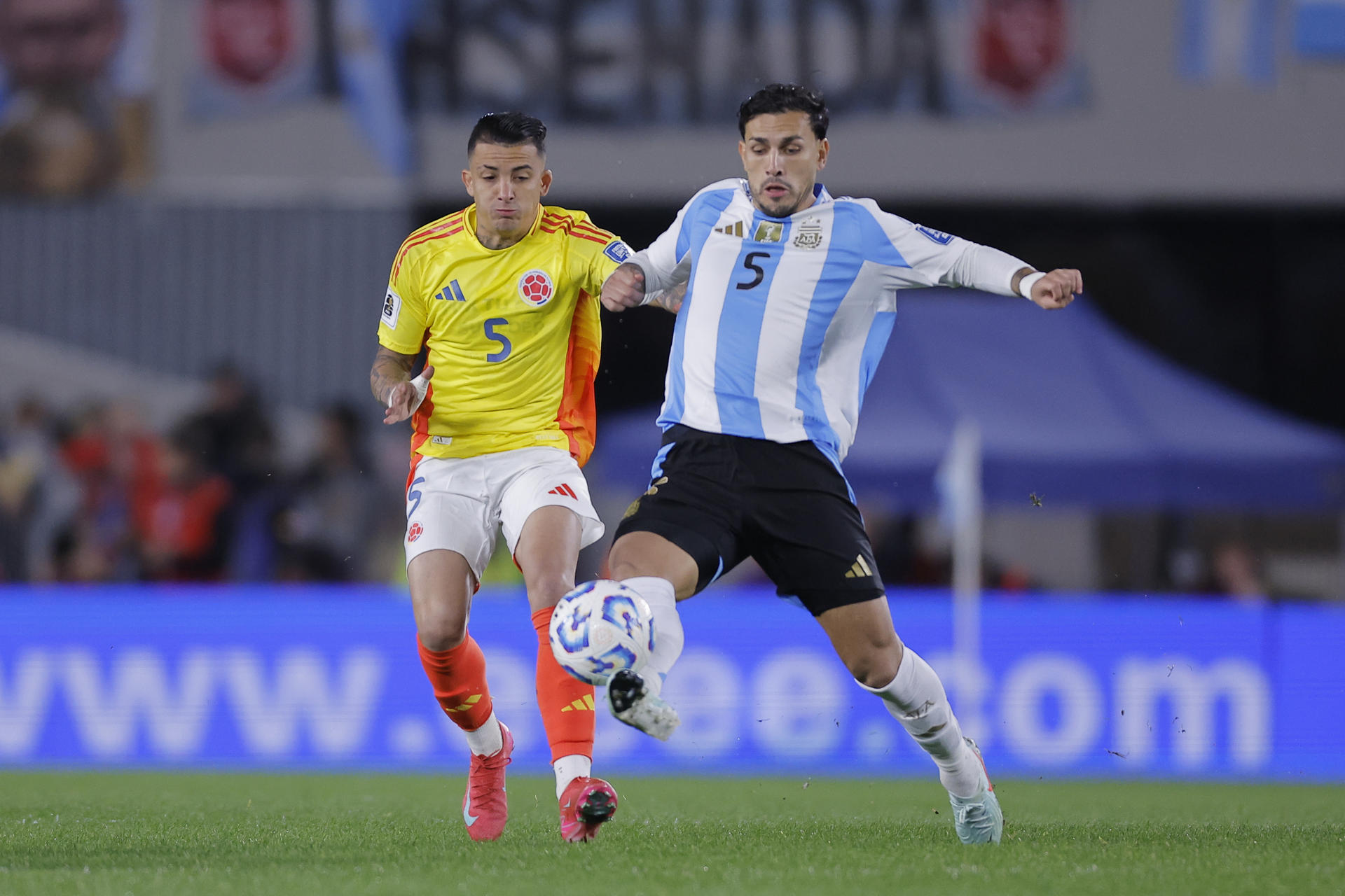 AME5004. BUENOS AIRES (ARGENTINA), 10/06/2025.- Leandro Paredes (d) de Argentina disputa un balón con Kevin Castaño de Colombia este martes, durante un partido por las eliminatorias sudamericanas para el Mundial 2026 entre las selecciones de Argentina y Colombia en el estadio Monumental en Buenos Aires (Argentina). EFE/ Juan Ignacio Roncoroni
