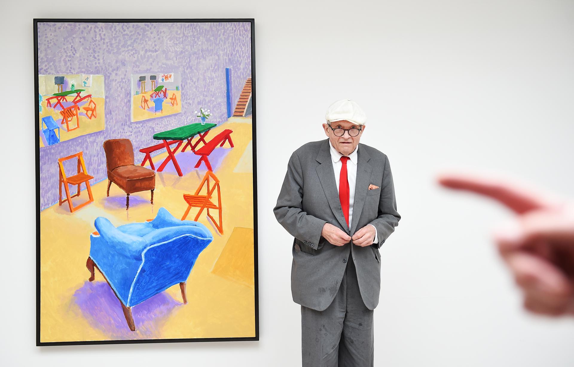 LONDON (United Kingdom), 12/06/2026.- (FILE) A file picture dated 14 May 2015 (reissued 12 June 2026) shows British artist David Hockney posing in the exhibition of his new works 'Painting and Photography' at the Annely Juda Fine Art gallery in London, Britain. David Hockney has died aged 88 in on 11 June 2026. (Reino Unido, Londres) EFE/EPA/ANDY RAIN